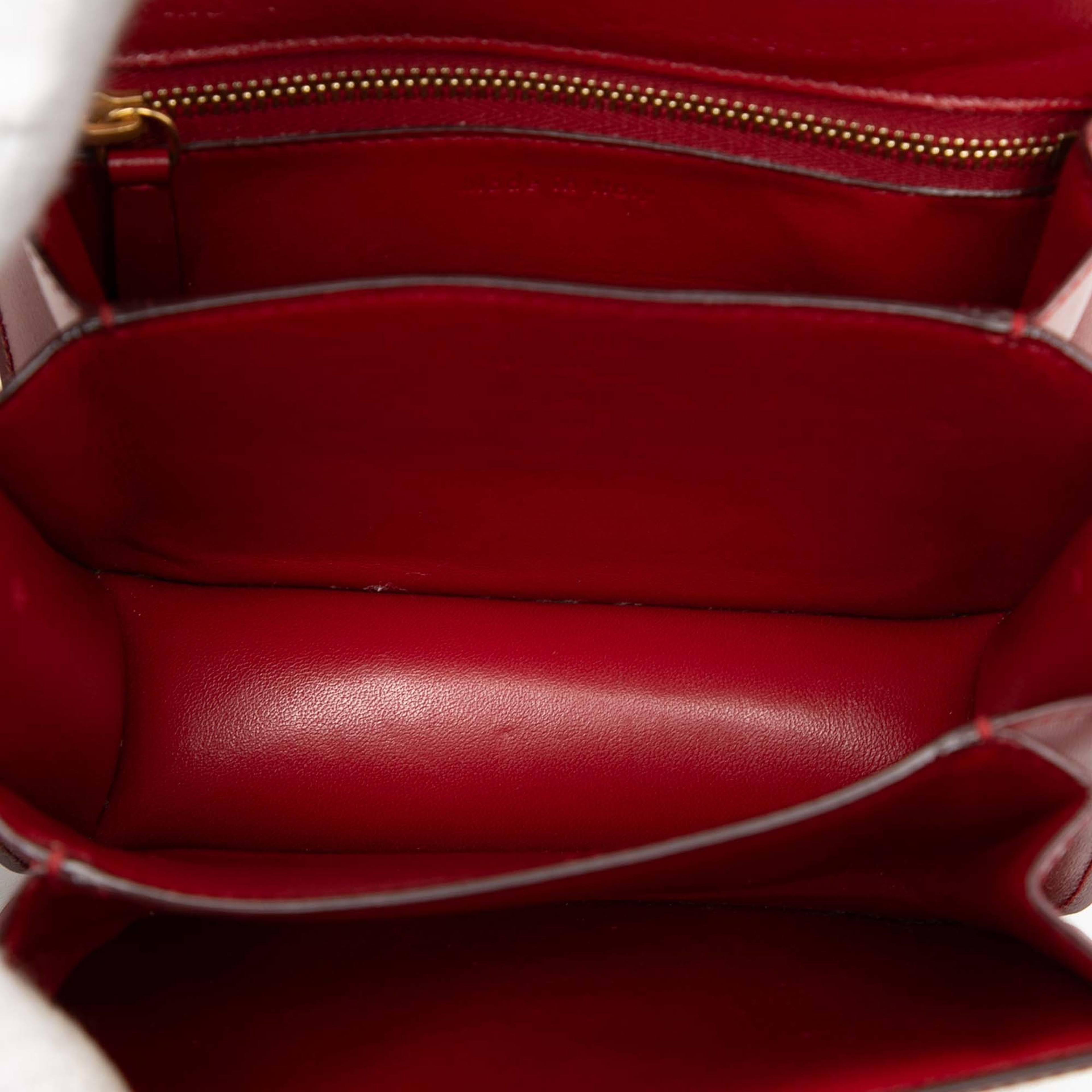 Celine Small Calfskin Classic Box, från Luxclusif, i färgen red. Klicka för att öppna bilden i stort format