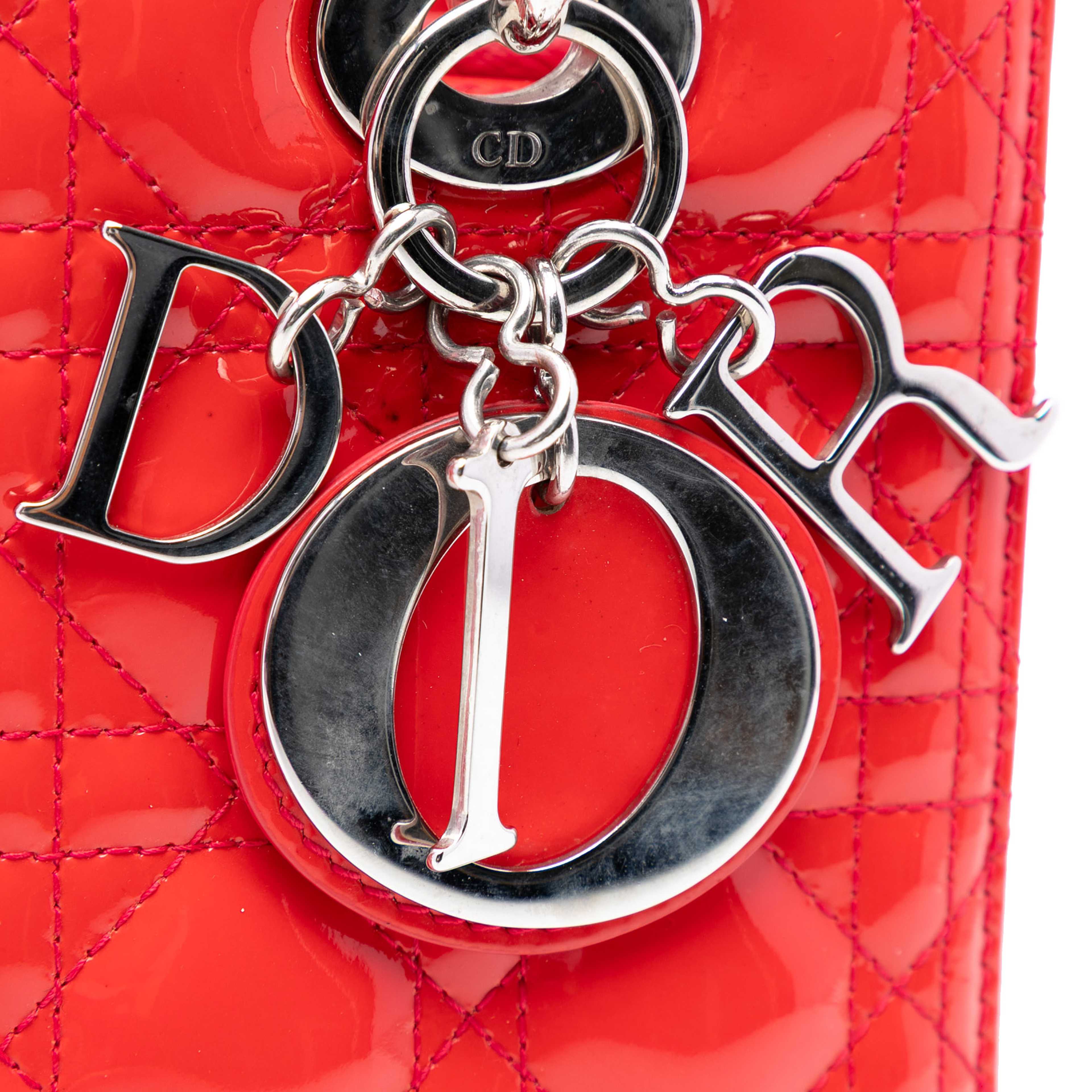 Dior Medium Patent Cannage Lady Dior, från Luxclusif, i färgen dark orange. Klicka för att öppna bilden i stort format