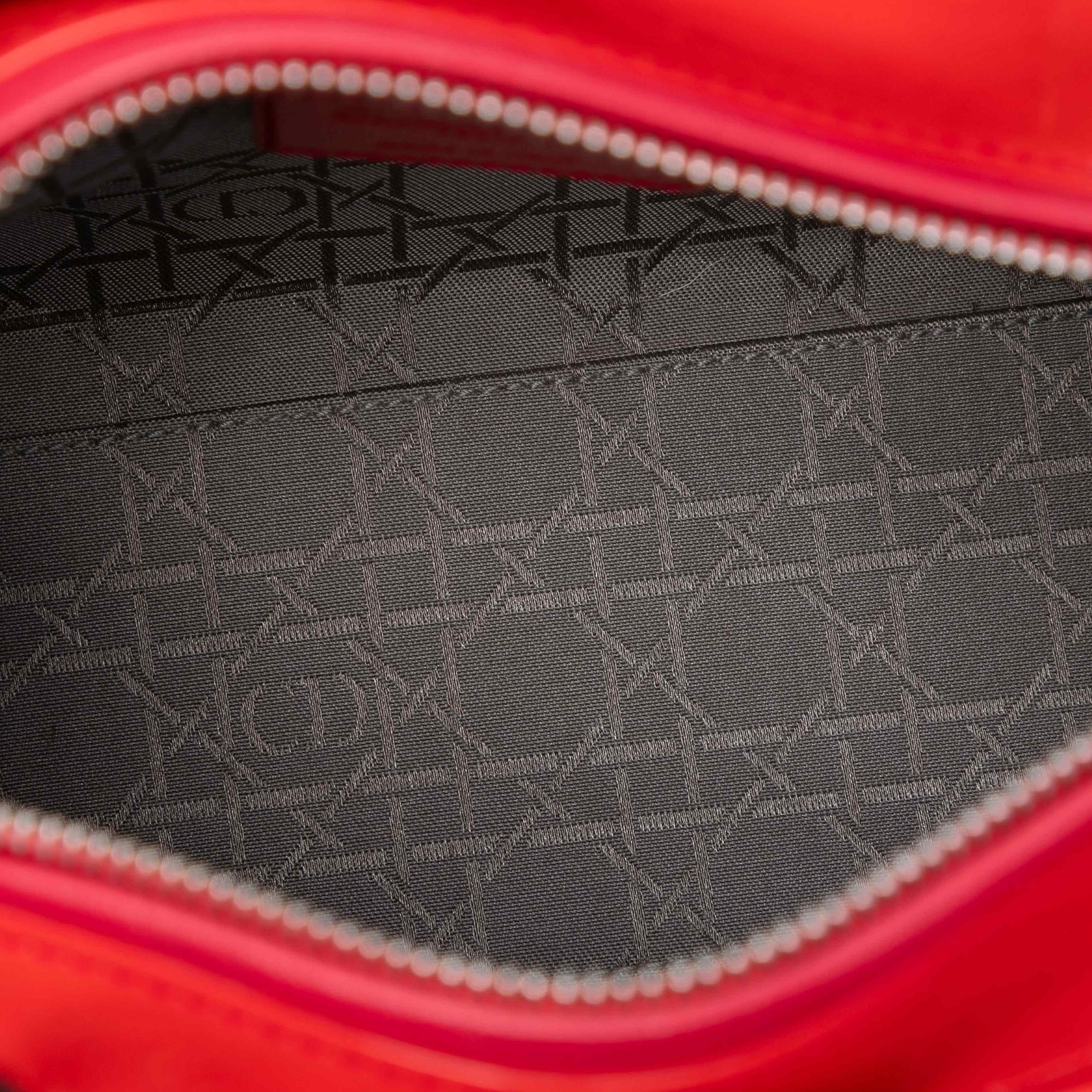 Dior Medium Patent Cannage Lady Dior, från Luxclusif, i färgen dark orange. Klicka för att öppna bilden i stort format