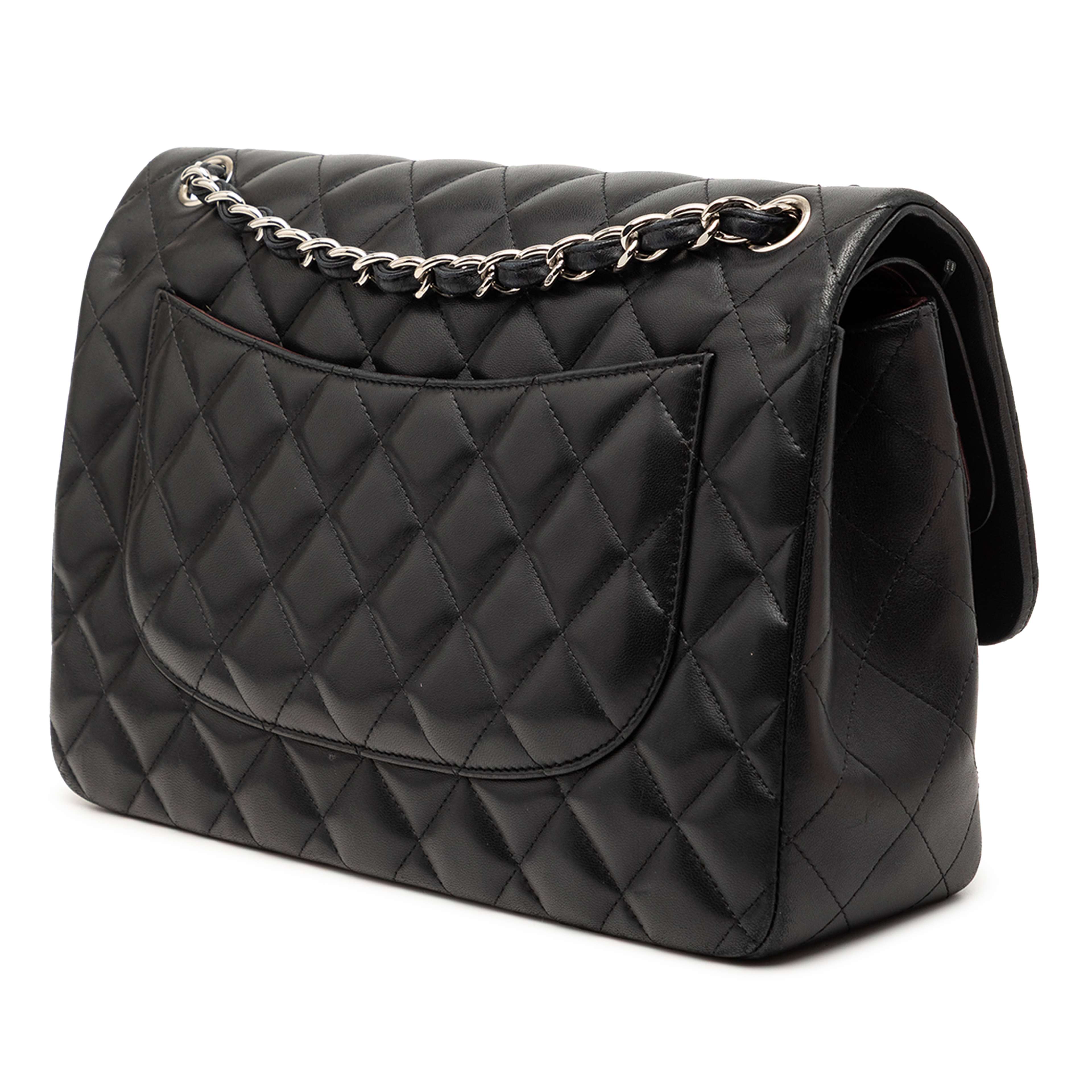 Chanel Jumbo Classic Lambskin Double Flap, från Luxclusif, i färgen black. Klicka för att öppna bilden i stort format