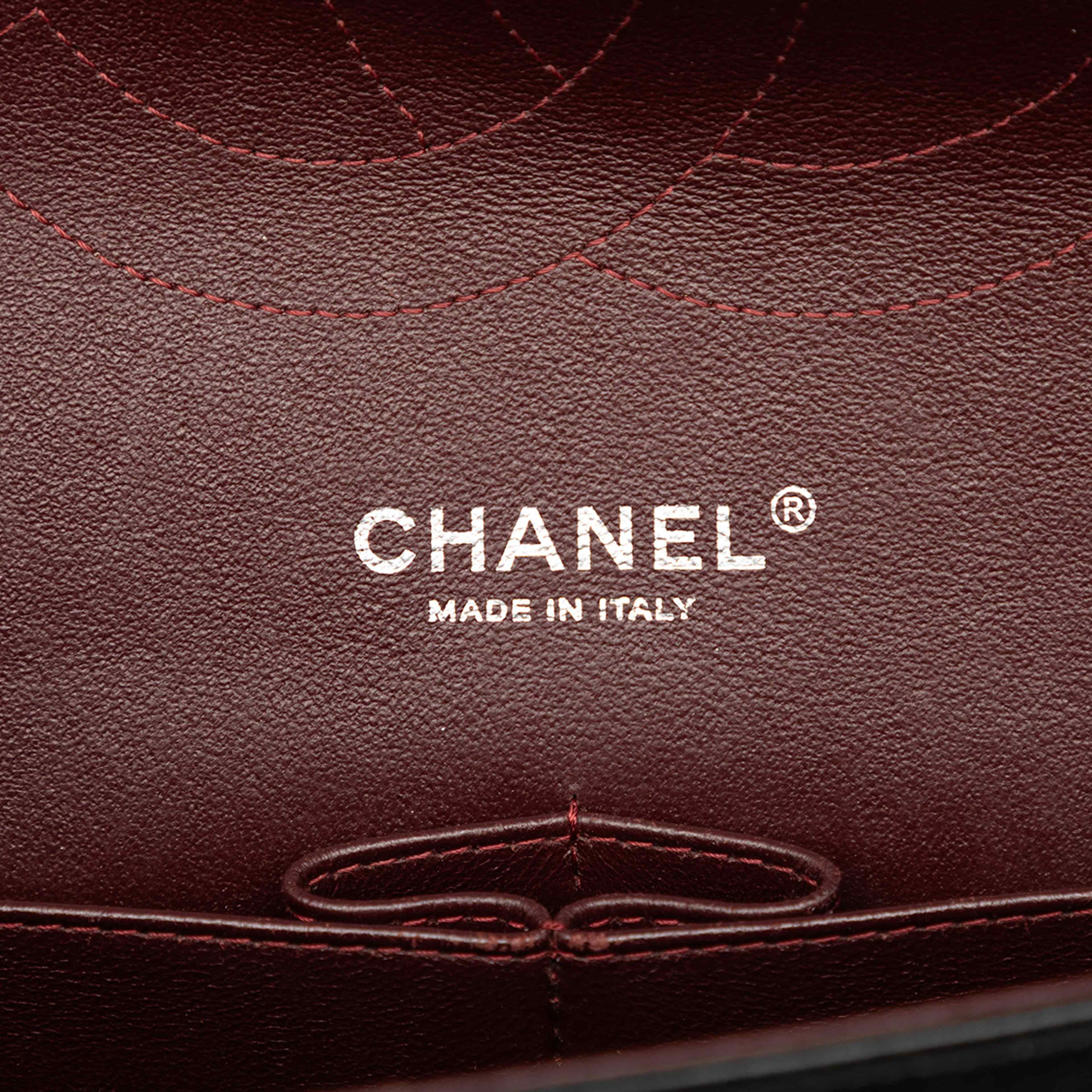 Chanel Jumbo Classic Lambskin Double Flap, från Luxclusif, i färgen black. Klicka för att öppna bilden i stort format