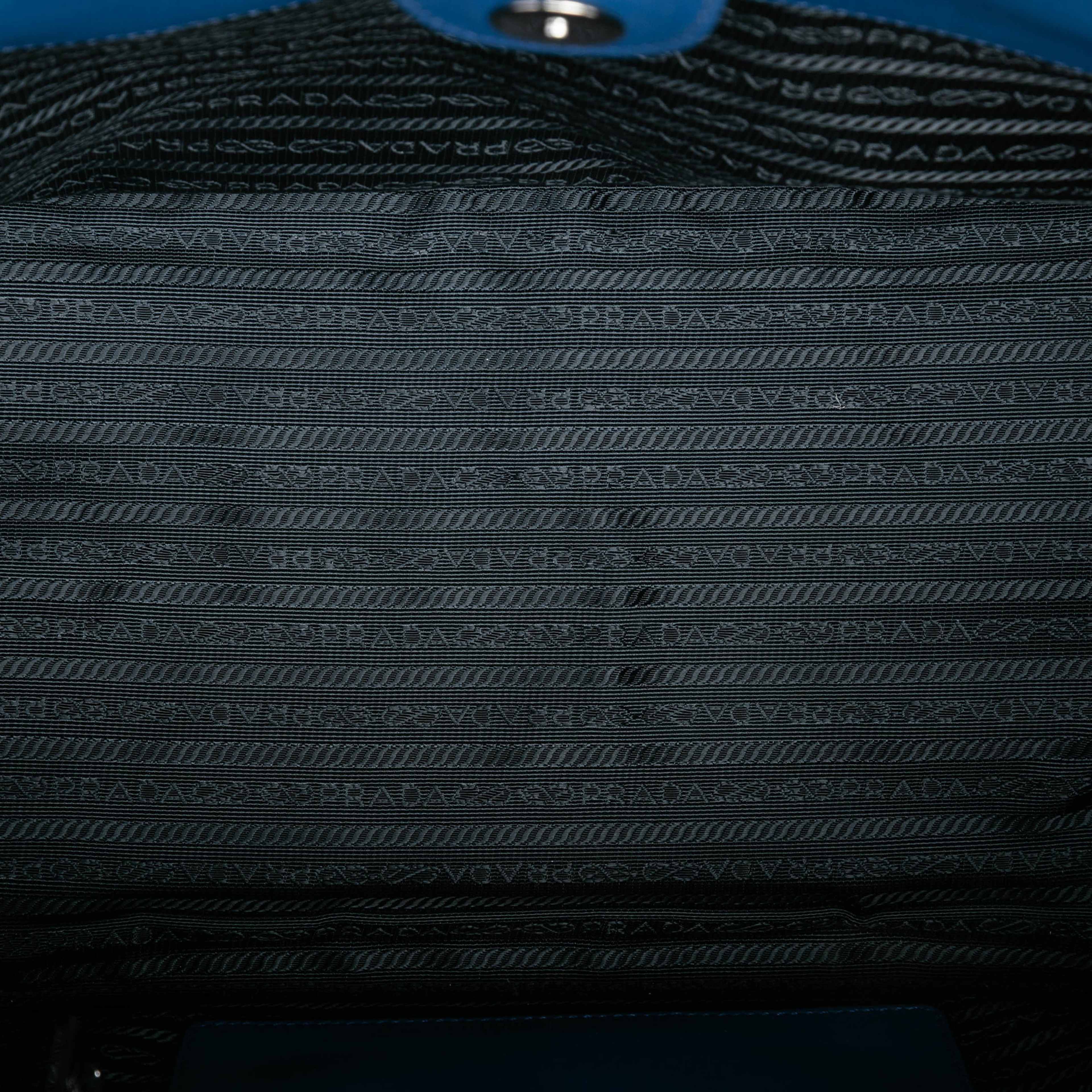 Prada Glace Calf Twin Pocket Double Handle Satchel, från Luxclusif, i färgen blue. Klicka för att öppna bilden i stort format