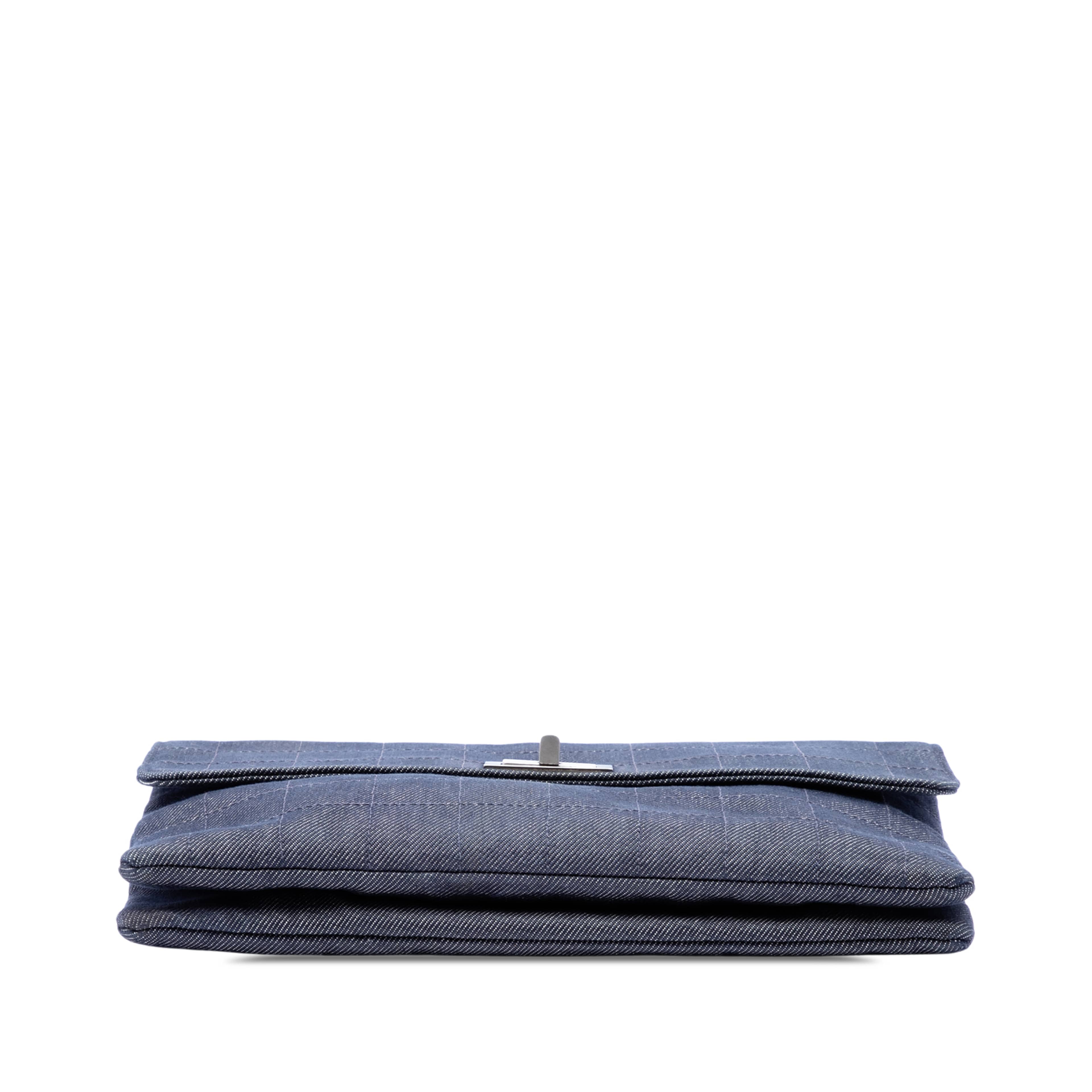 Chanel Chocolate Bar Denim Reissue 2.55 Flap, från Luxclusif, i färgen blå. Klicka för att öppna bilden i stort format
