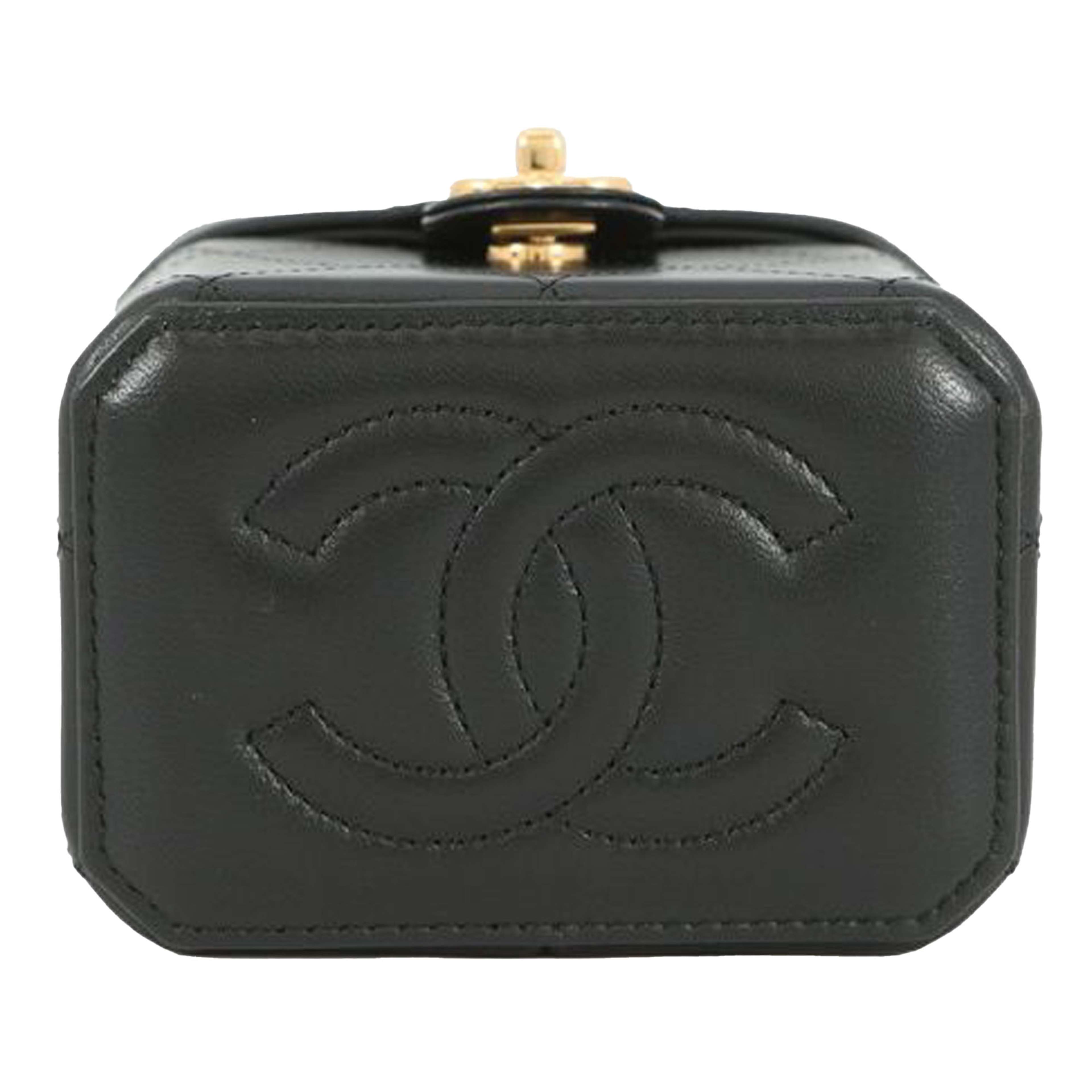 Chanel Mini Cc Quilted Lambskin Vanity Case With Chain, från Luxclusif, i färgen black. Klicka för att öppna bilden i stort format