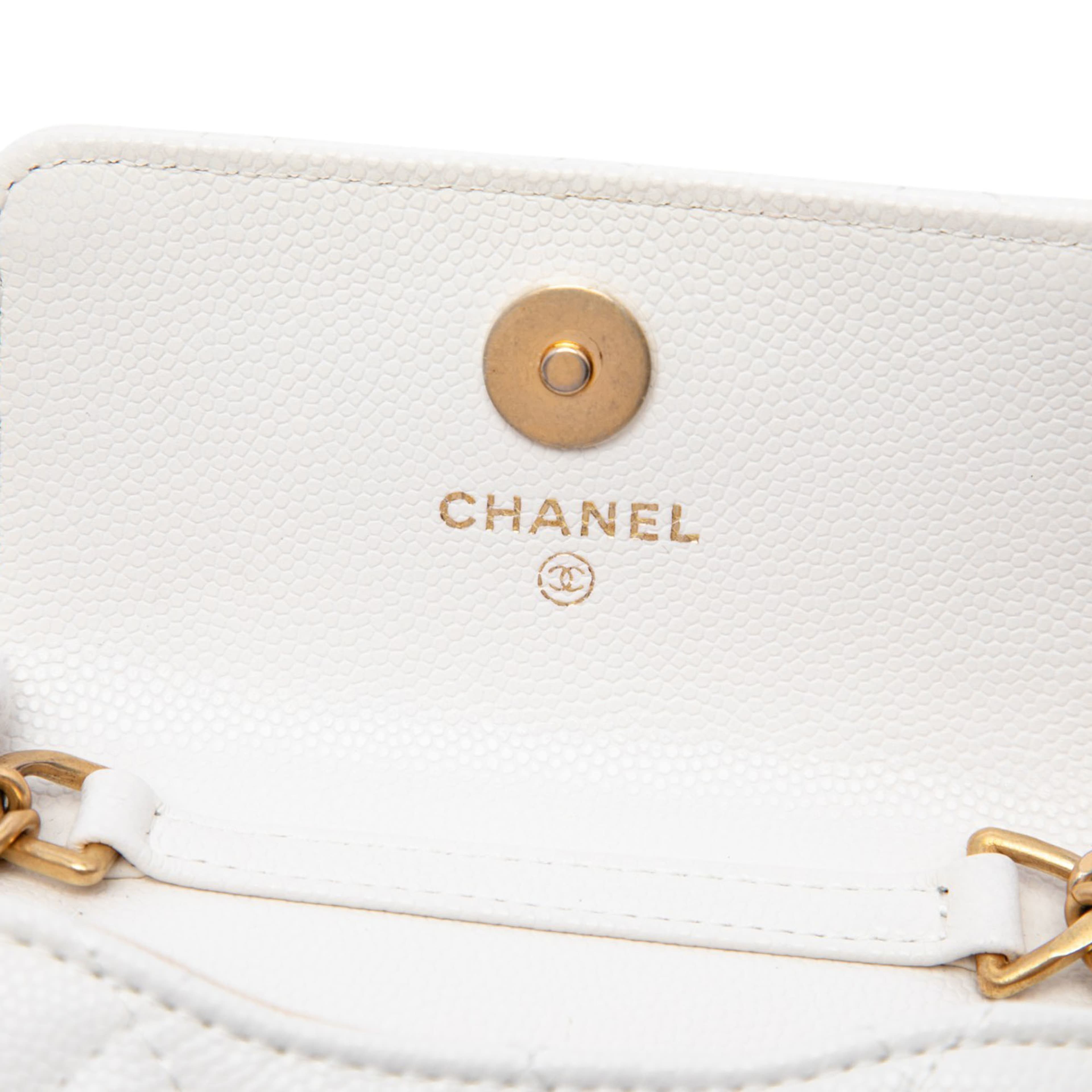 Chanel Quilted Caviar Twist Your Buttons Flap Chain Belt Bag, från Luxclusif, i färgen vit. Klicka för att öppna bilden i stort format