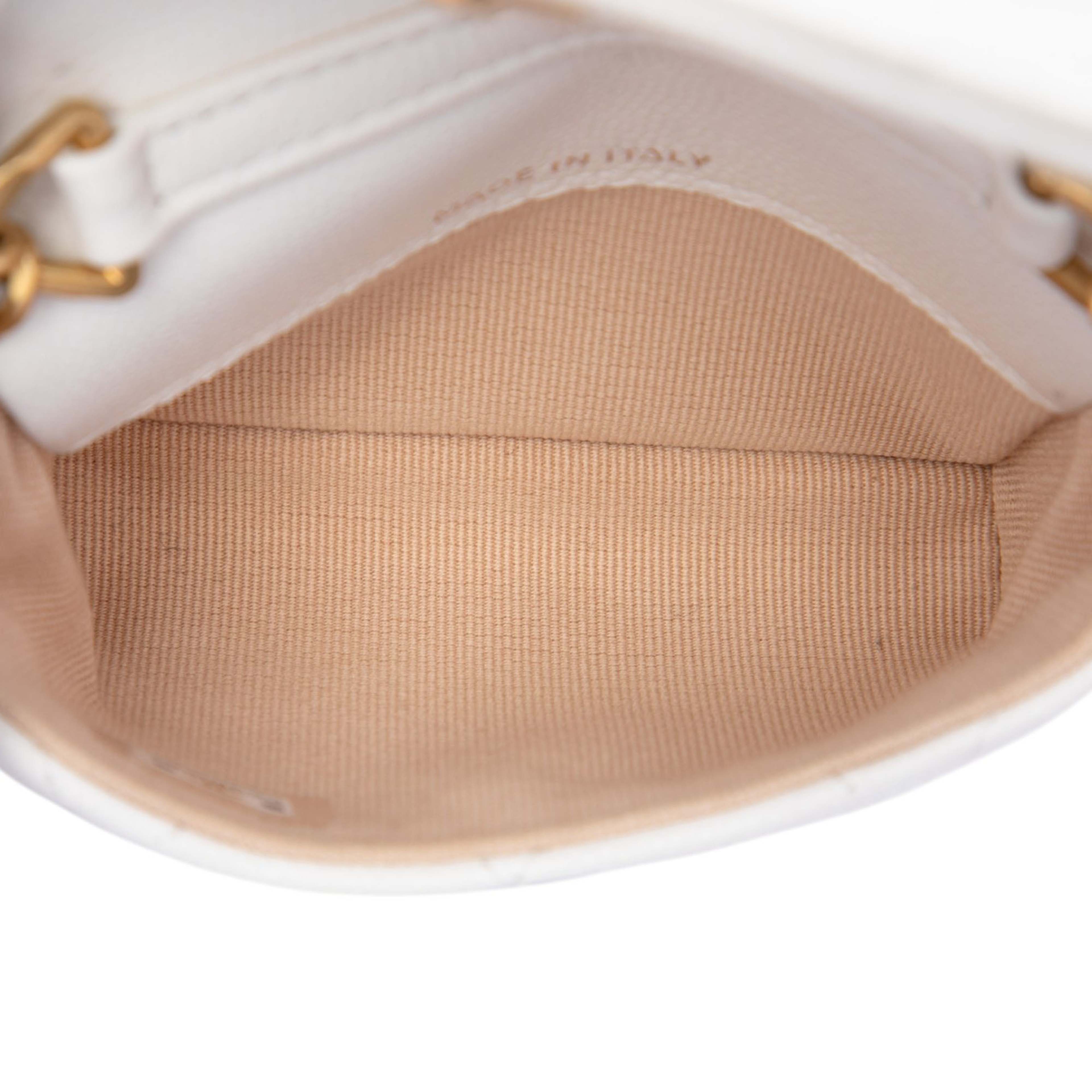 Chanel Quilted Caviar Twist Your Buttons Flap Chain Belt Bag, från Luxclusif, i färgen vit. Klicka för att öppna bilden i stort format