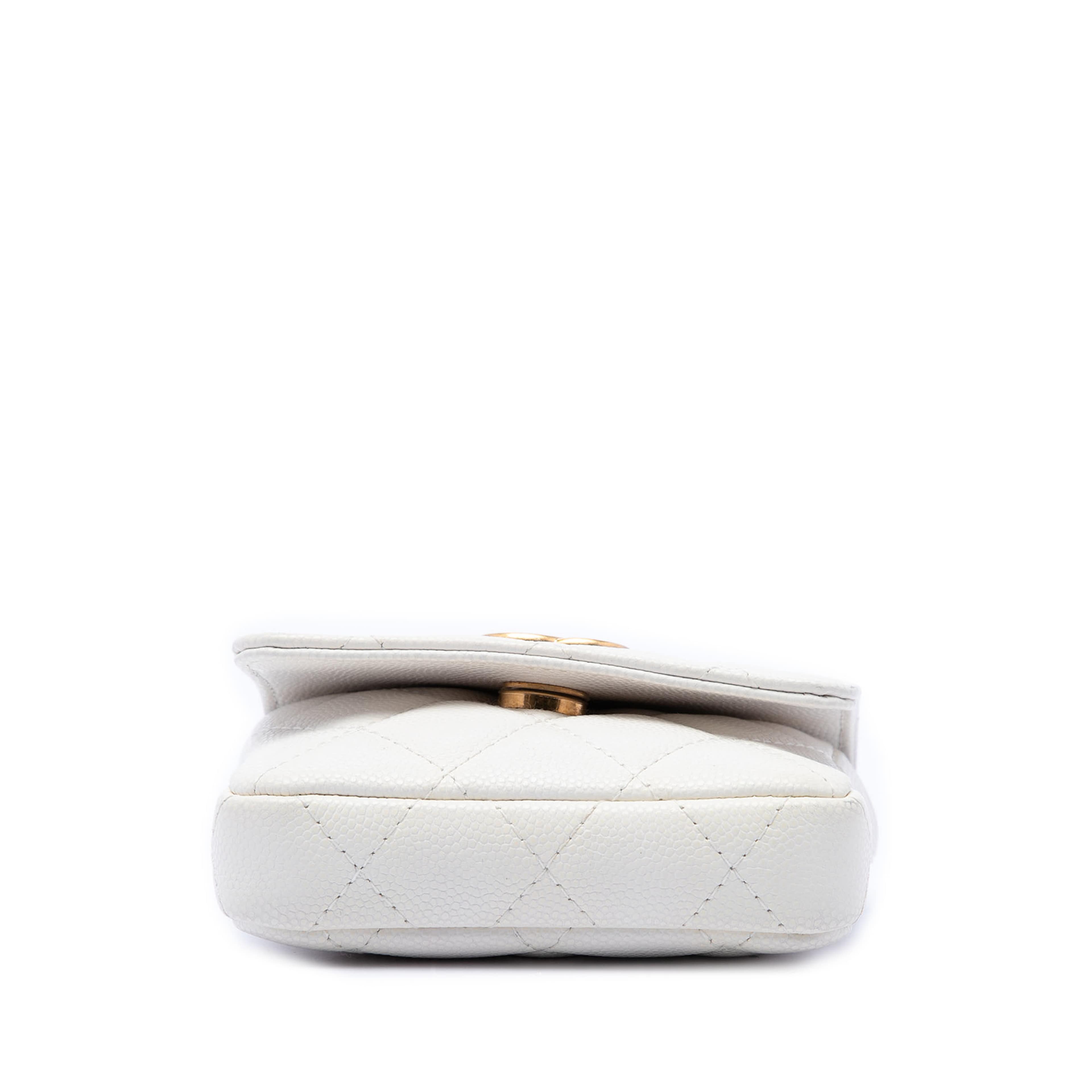 Chanel Quilted Caviar Twist Your Buttons Flap Chain Belt Bag, från Luxclusif, i färgen vit. Klicka för att öppna bilden i stort format