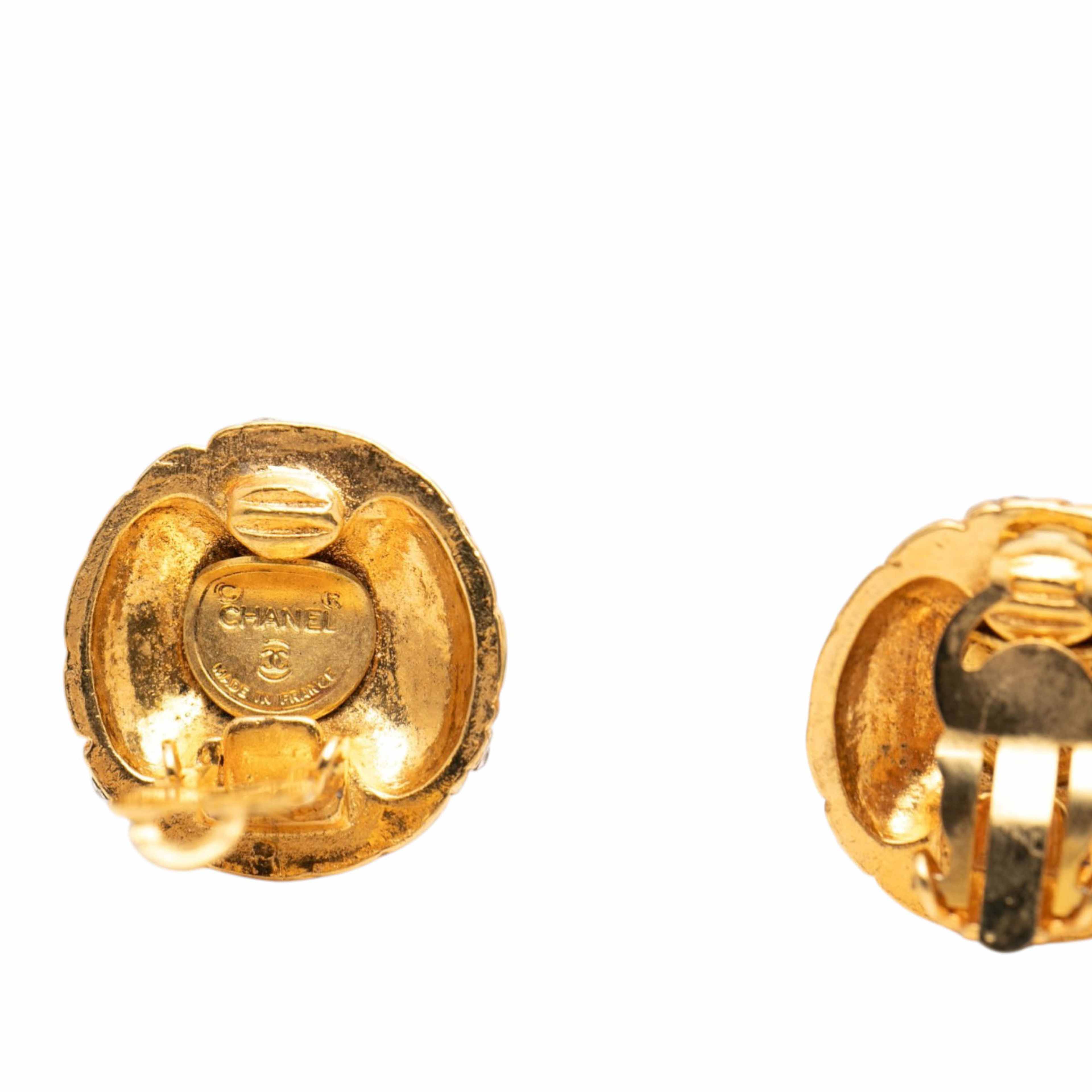 Chanel Gold Plated Rhinestone Quilted Round Clip On Earrings, från Luxclusif, i färgen gold. Klicka för att öppna bilden i stort format