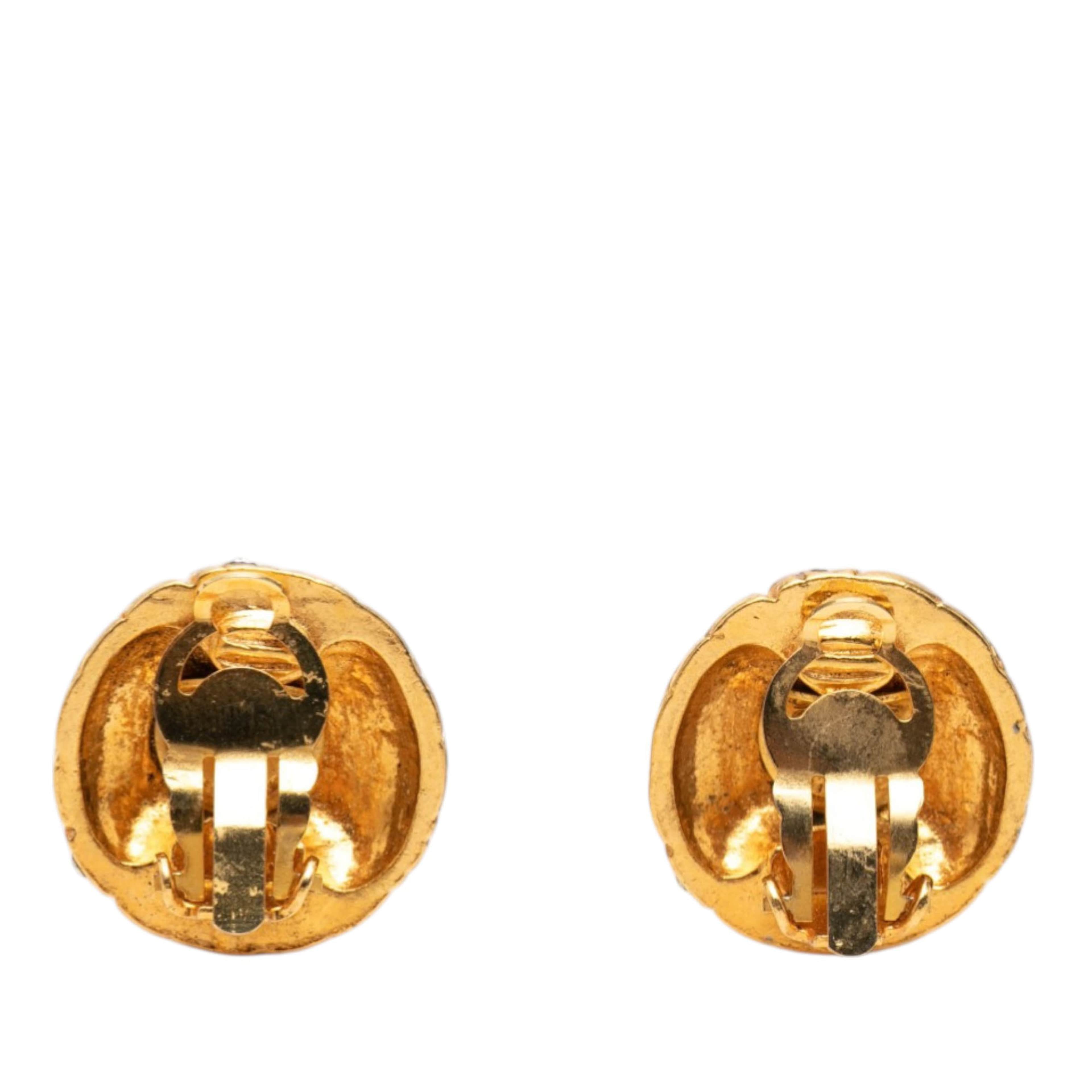 Chanel Gold Plated Rhinestone Quilted Round Clip On Earrings, från Luxclusif, i färgen gold. Klicka för att öppna bilden i stort format