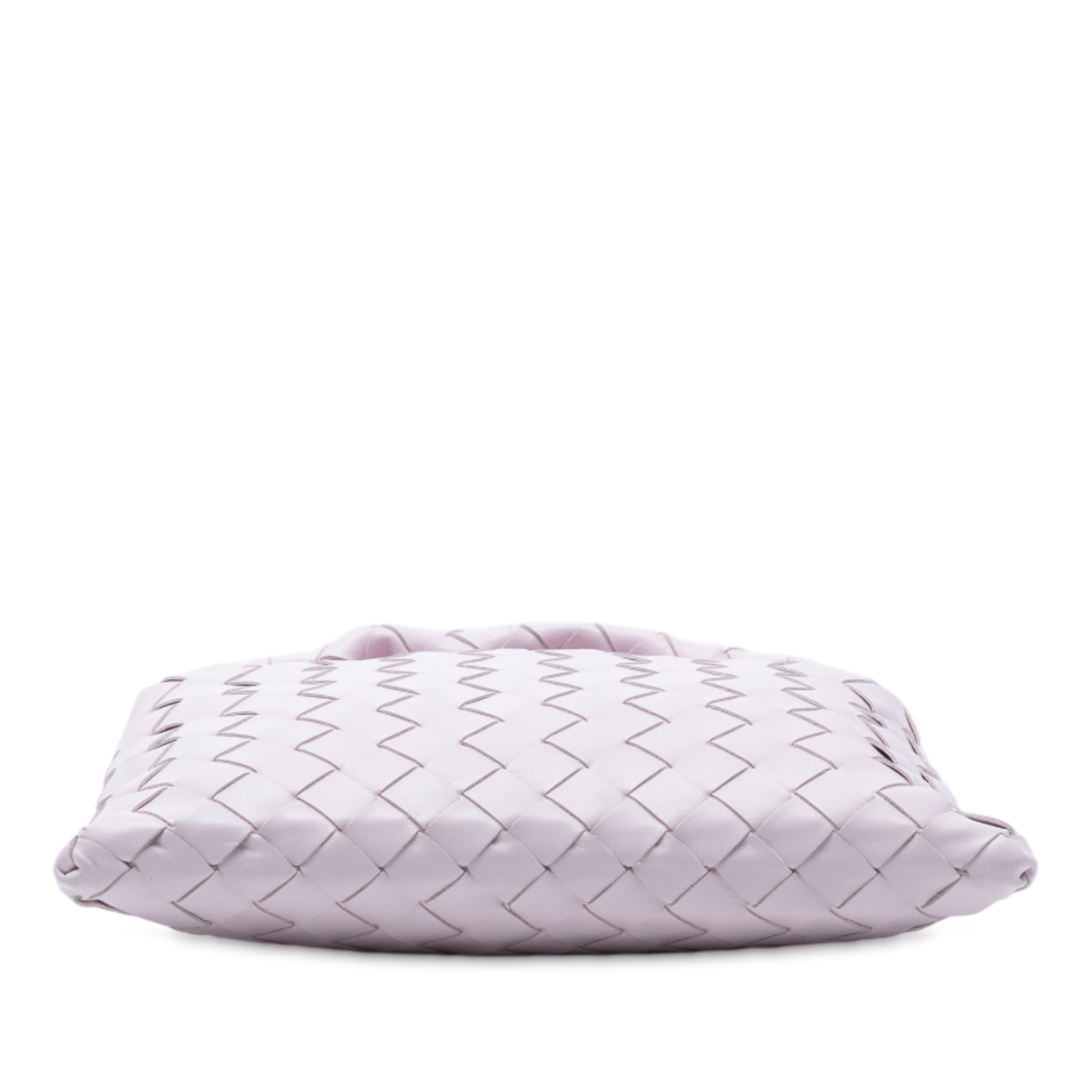 Bottega Veneta Mini Calfskin Intrecciato Hop Satchel, från Luxclusif, i färgen rosa. Klicka för att öppna bilden i stort format