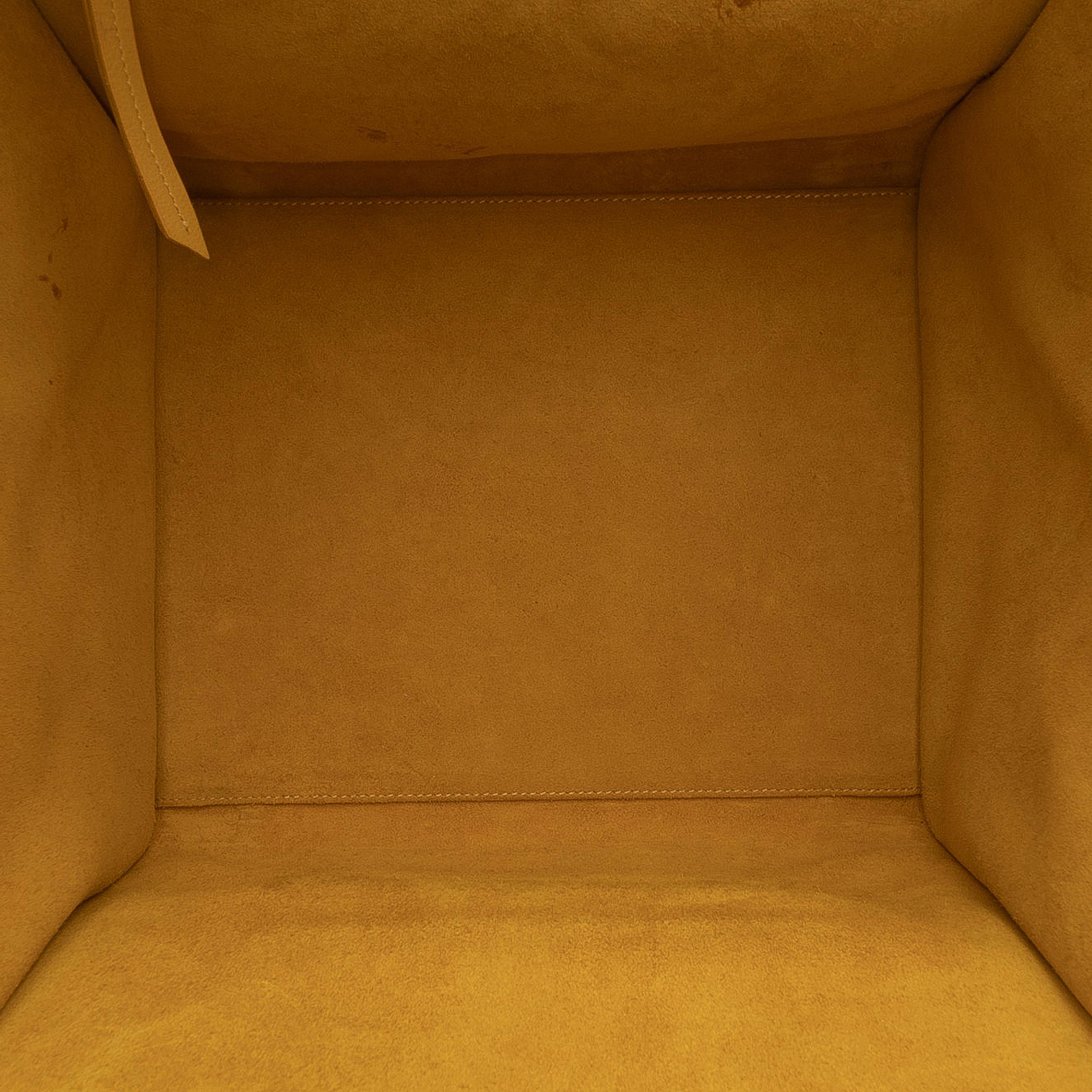 Celine Medium Leather Phantom Luggage Tote, från Luxclusif, i färgen yellow. Klicka för att öppna bilden i stort format