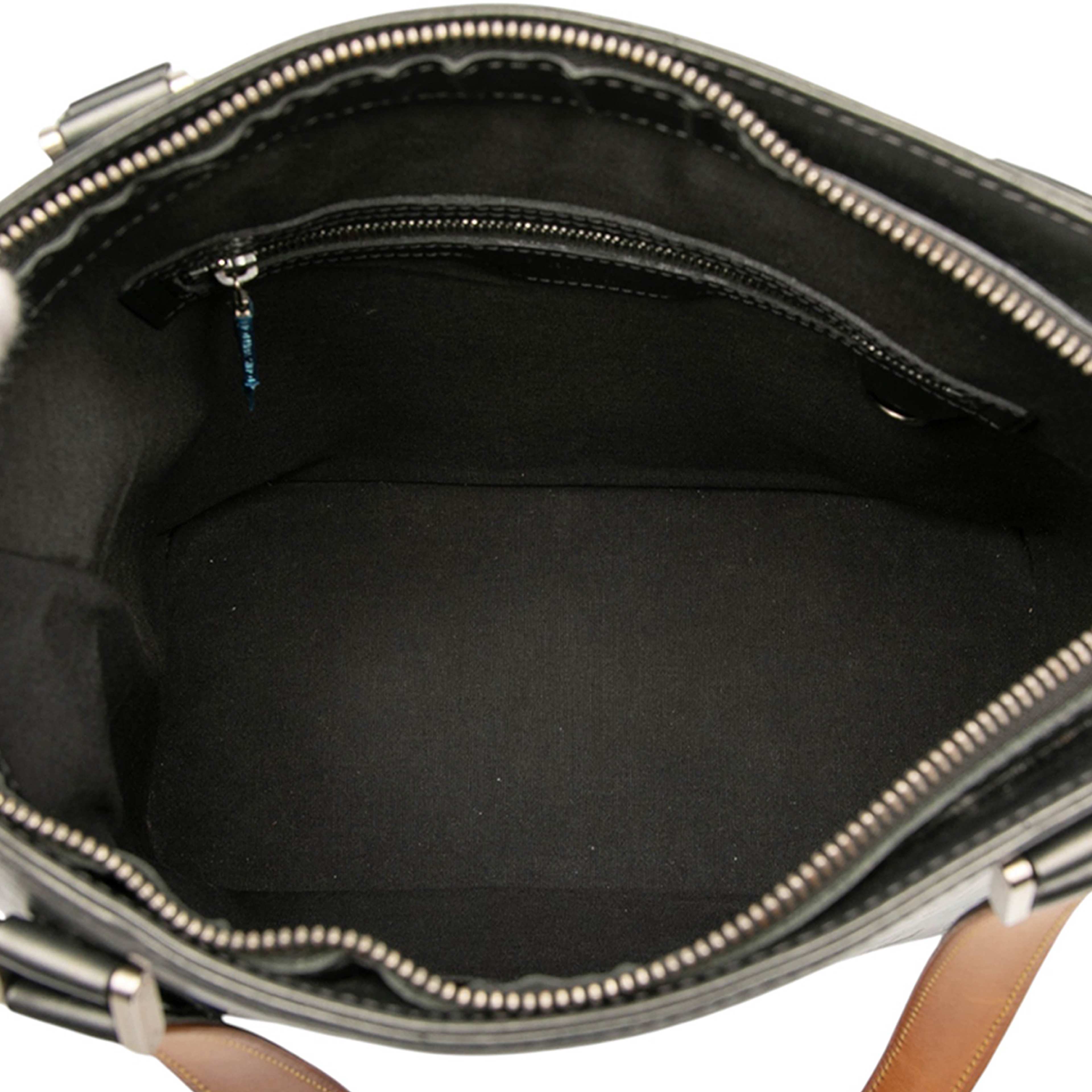 Louis Vuitton Monogram Mat Stockton, från Luxclusif, i färgen dark gray. Klicka för att öppna bilden i stort format