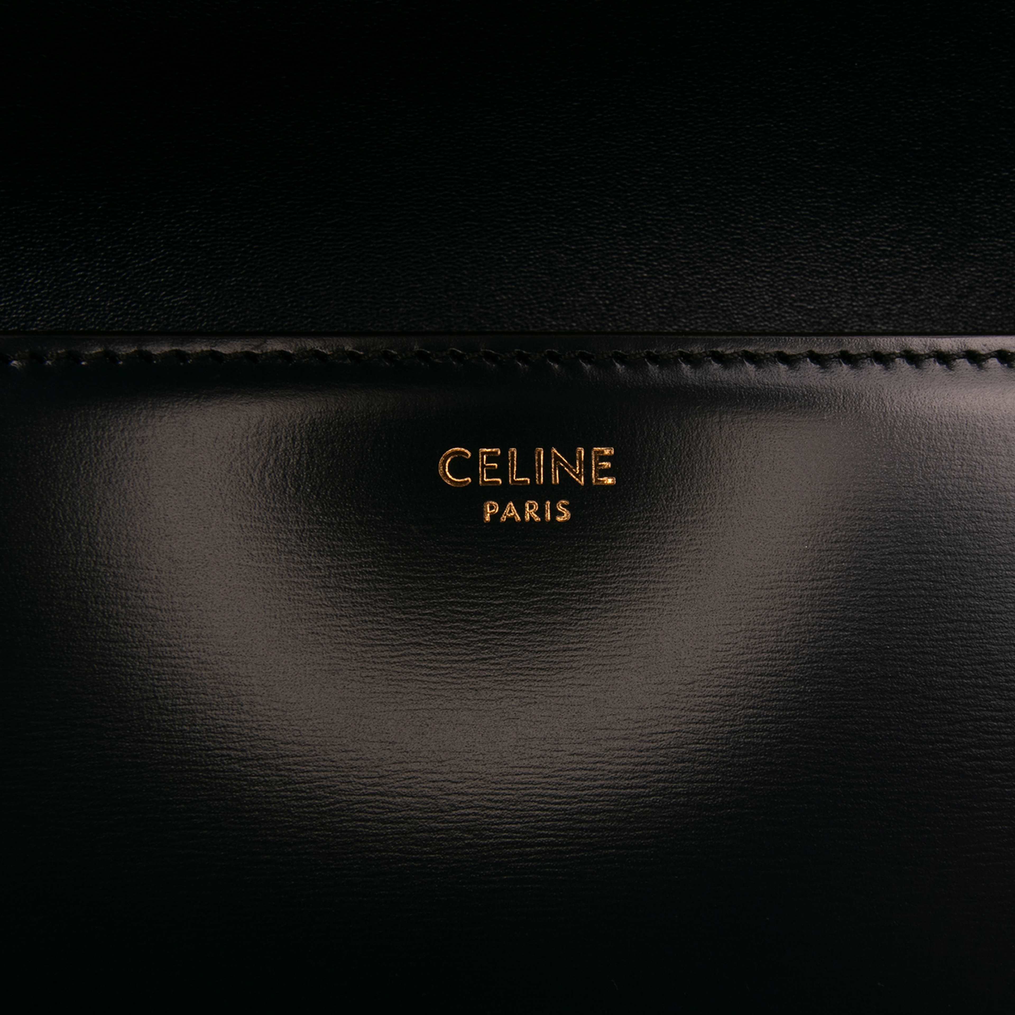 Celine Classique Shiny Calfskin Triomphe Crossbody, från Luxclusif, i färgen navy. Klicka för att öppna bilden i stort format
