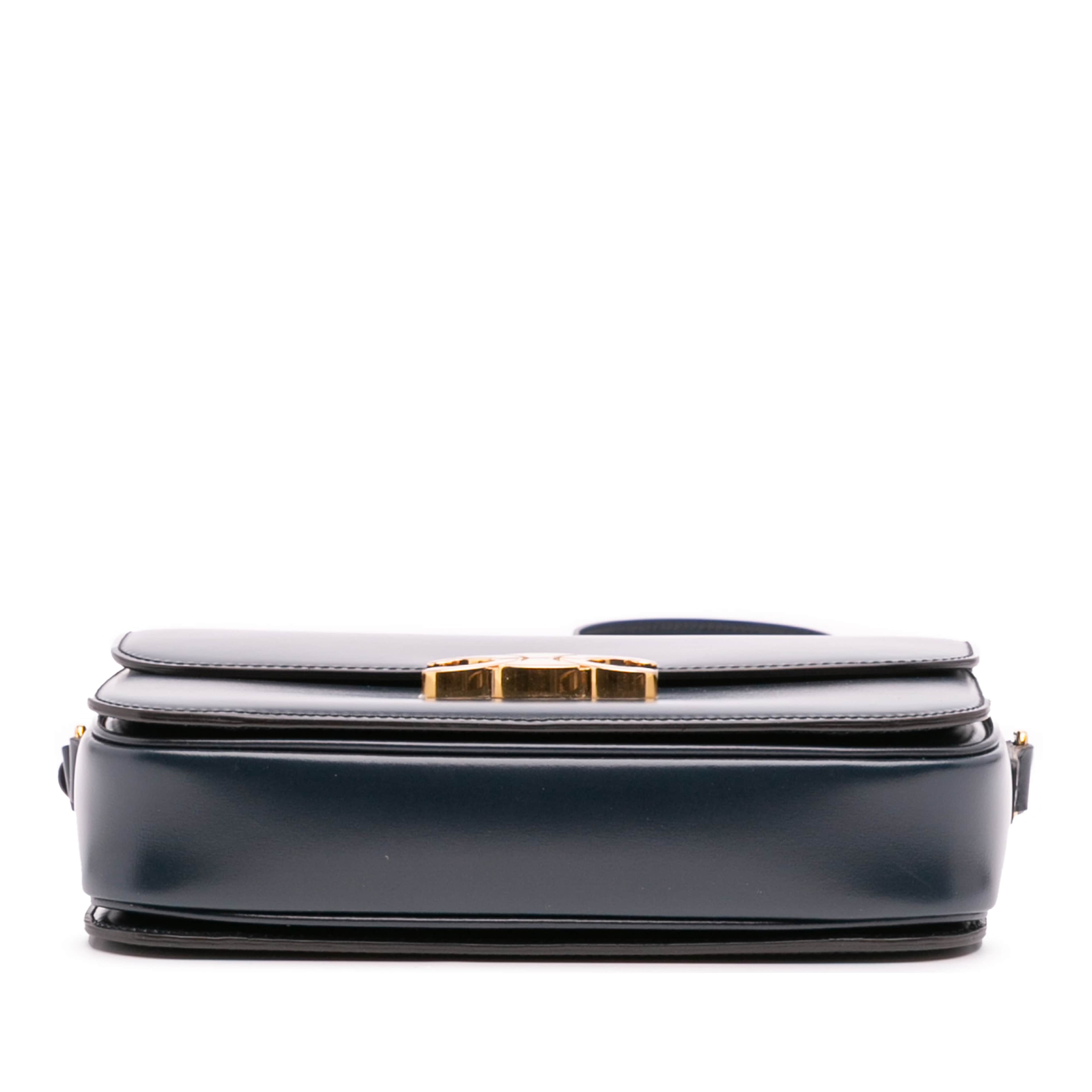 Celine Classique Shiny Calfskin Triomphe Crossbody, från Luxclusif, i färgen navy. Klicka för att öppna bilden i stort format