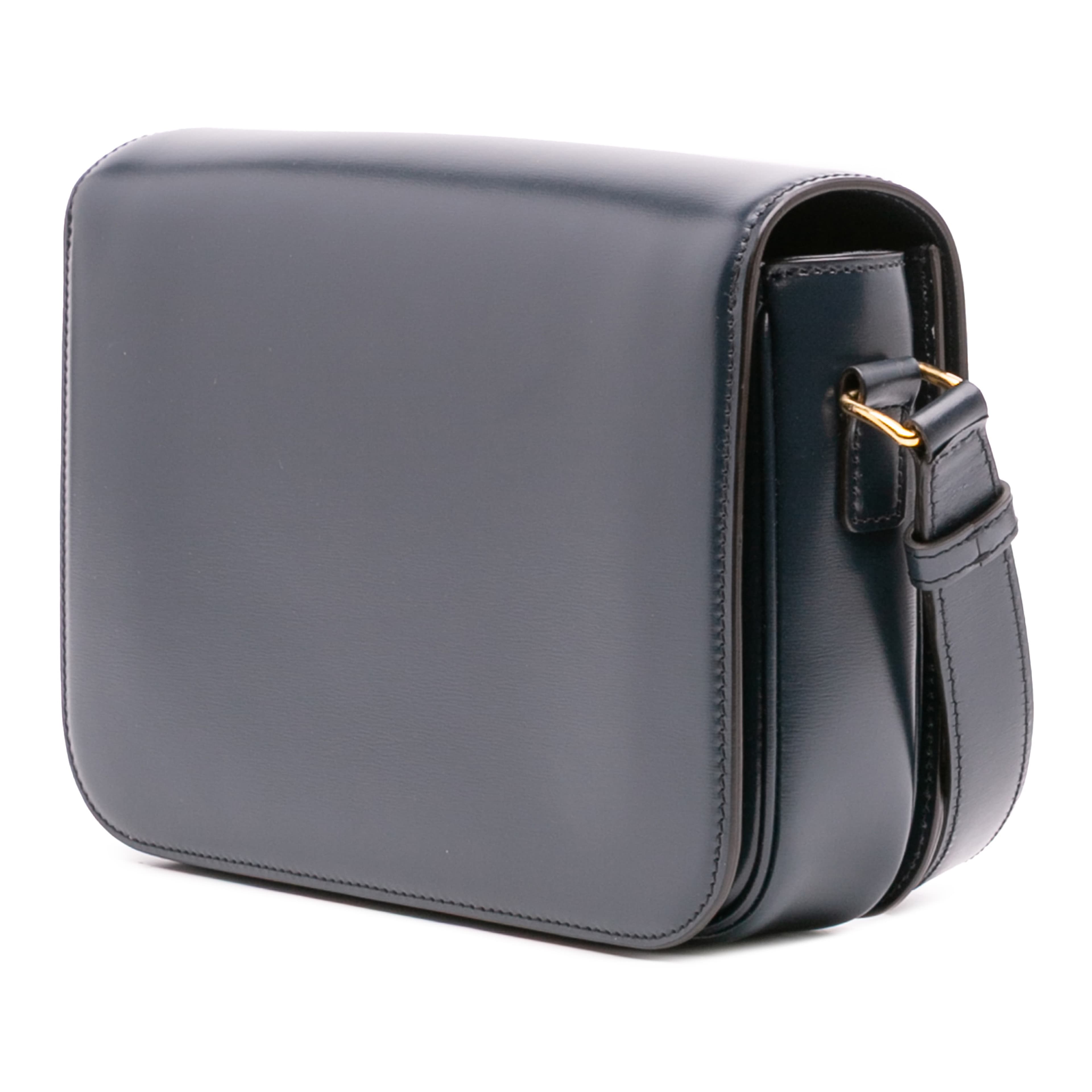 Celine Classique Shiny Calfskin Triomphe Crossbody, från Luxclusif, i färgen navy. Klicka för att öppna bilden i stort format