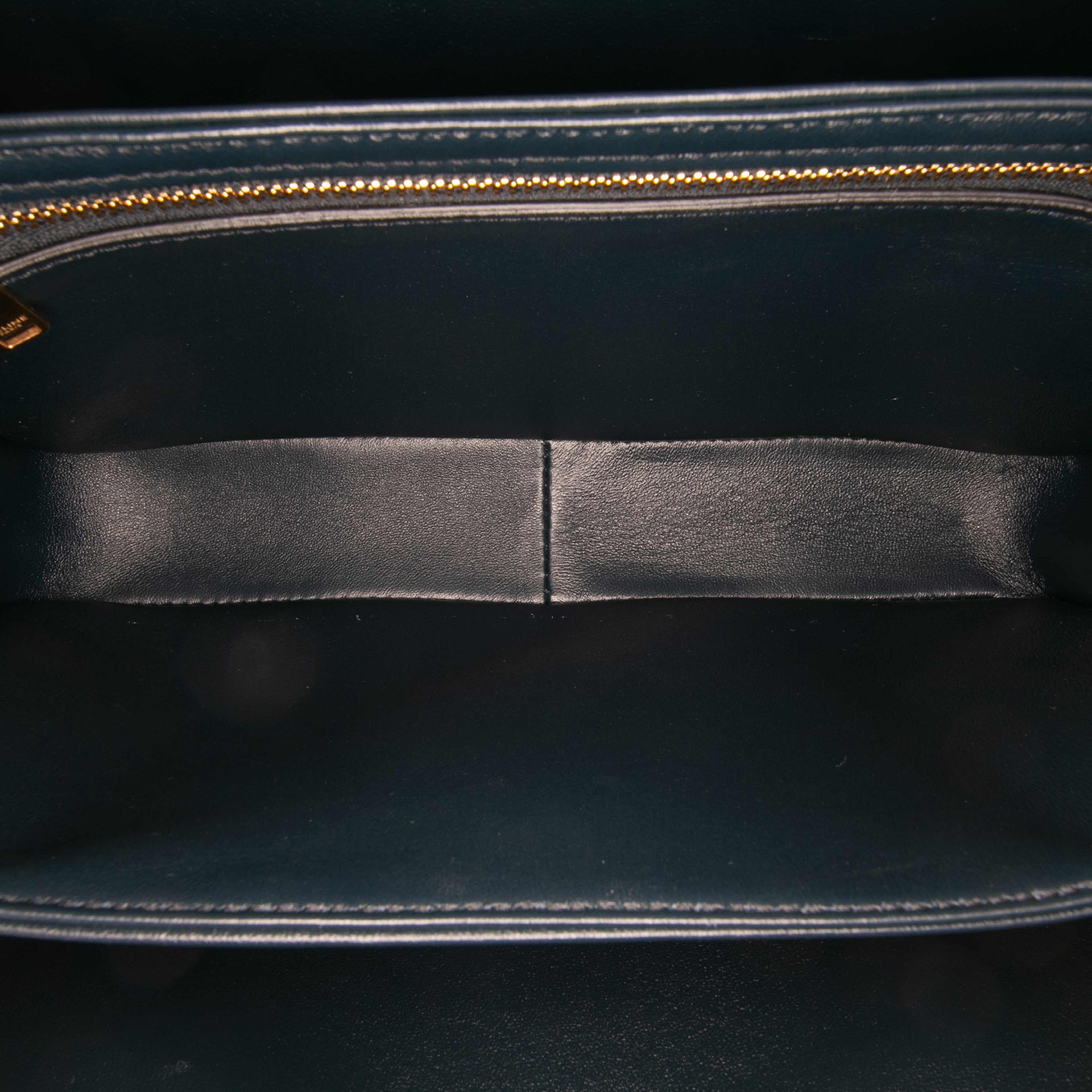 Celine Classique Shiny Calfskin Triomphe Crossbody, från Luxclusif, i färgen navy. Klicka för att öppna bilden i stort format