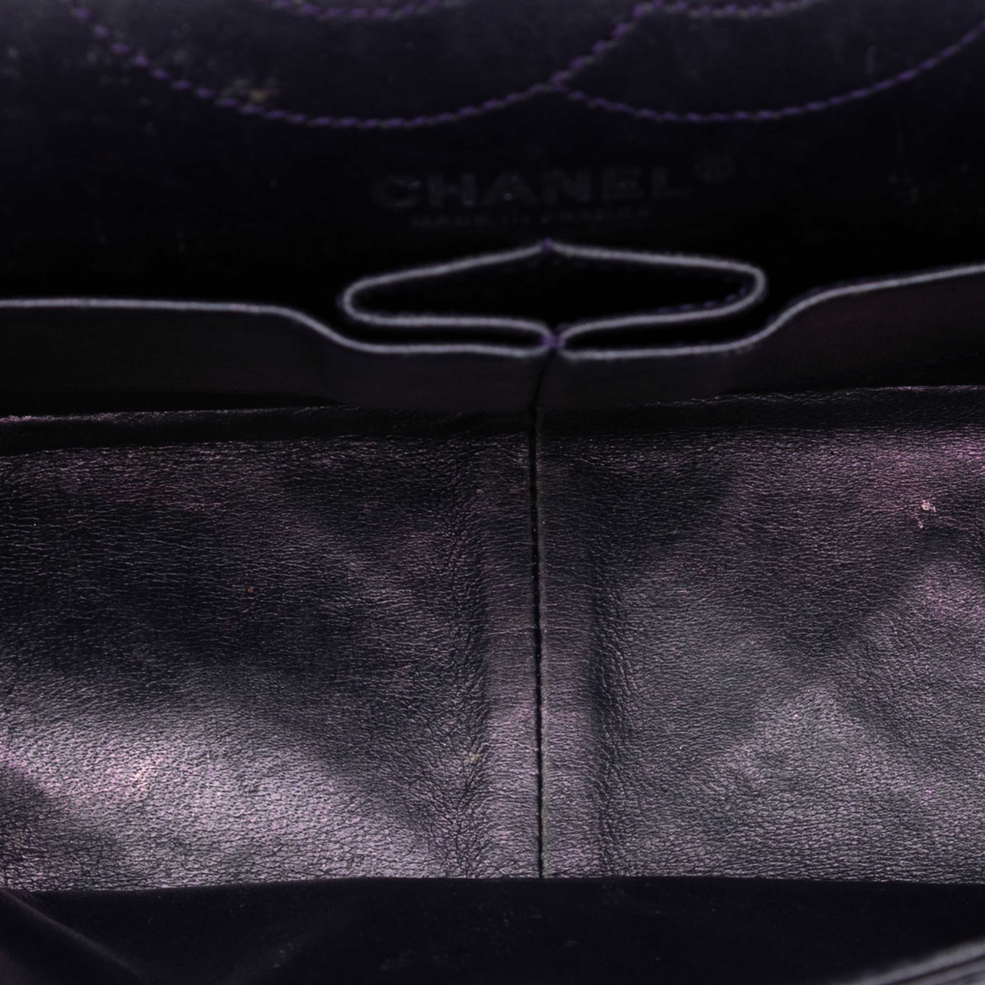 Chanel Quilted Aged Calfskin Reissue 2.55 Double Flap 226, från Luxclusif, i färgen purpur. Klicka för att öppna bilden i stort format