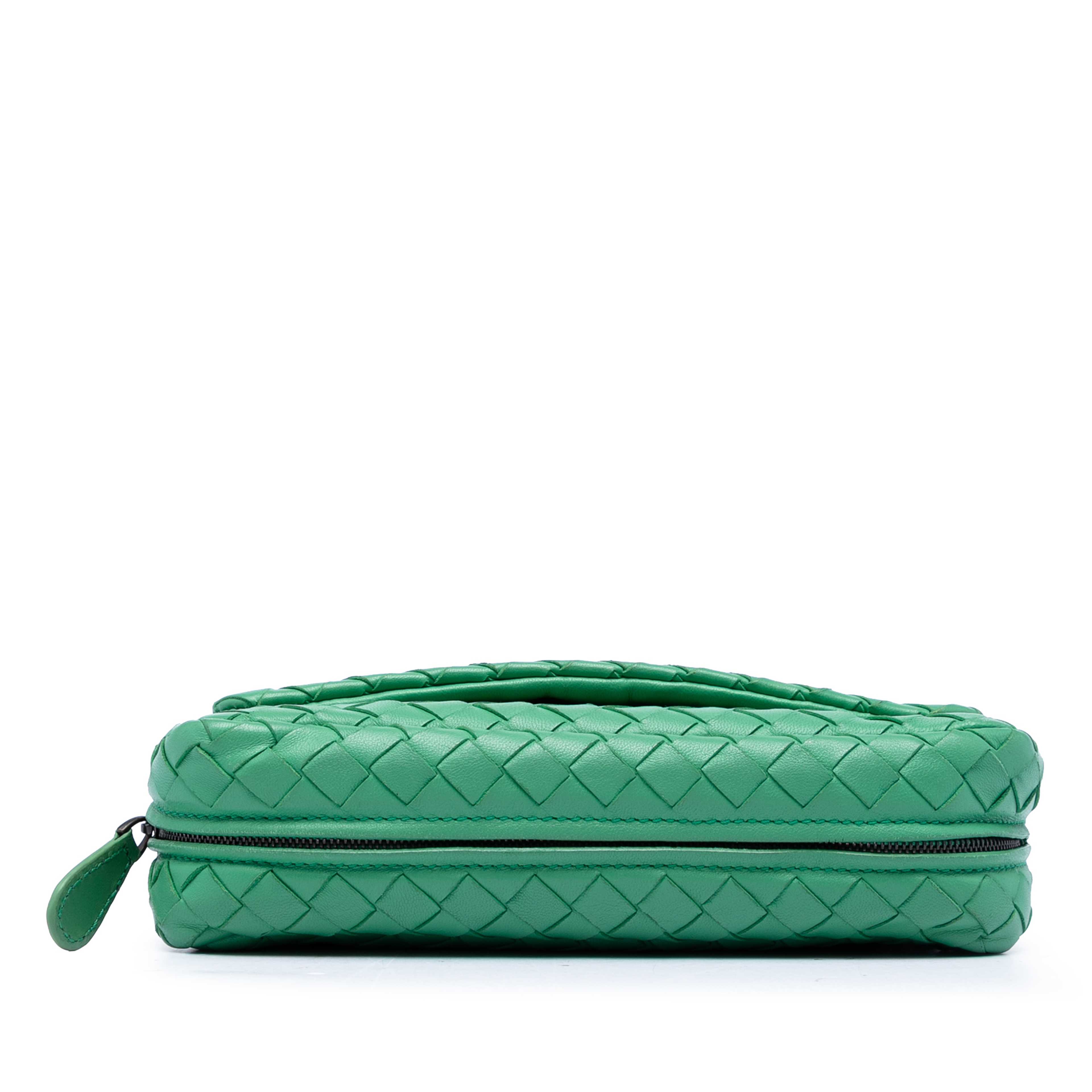 Bottega Veneta Mini Nappa Intrecciato Expandable Chain Flap Crossbody, från Luxclusif, i färgen grön. Klicka för att öppna bilden i stort format