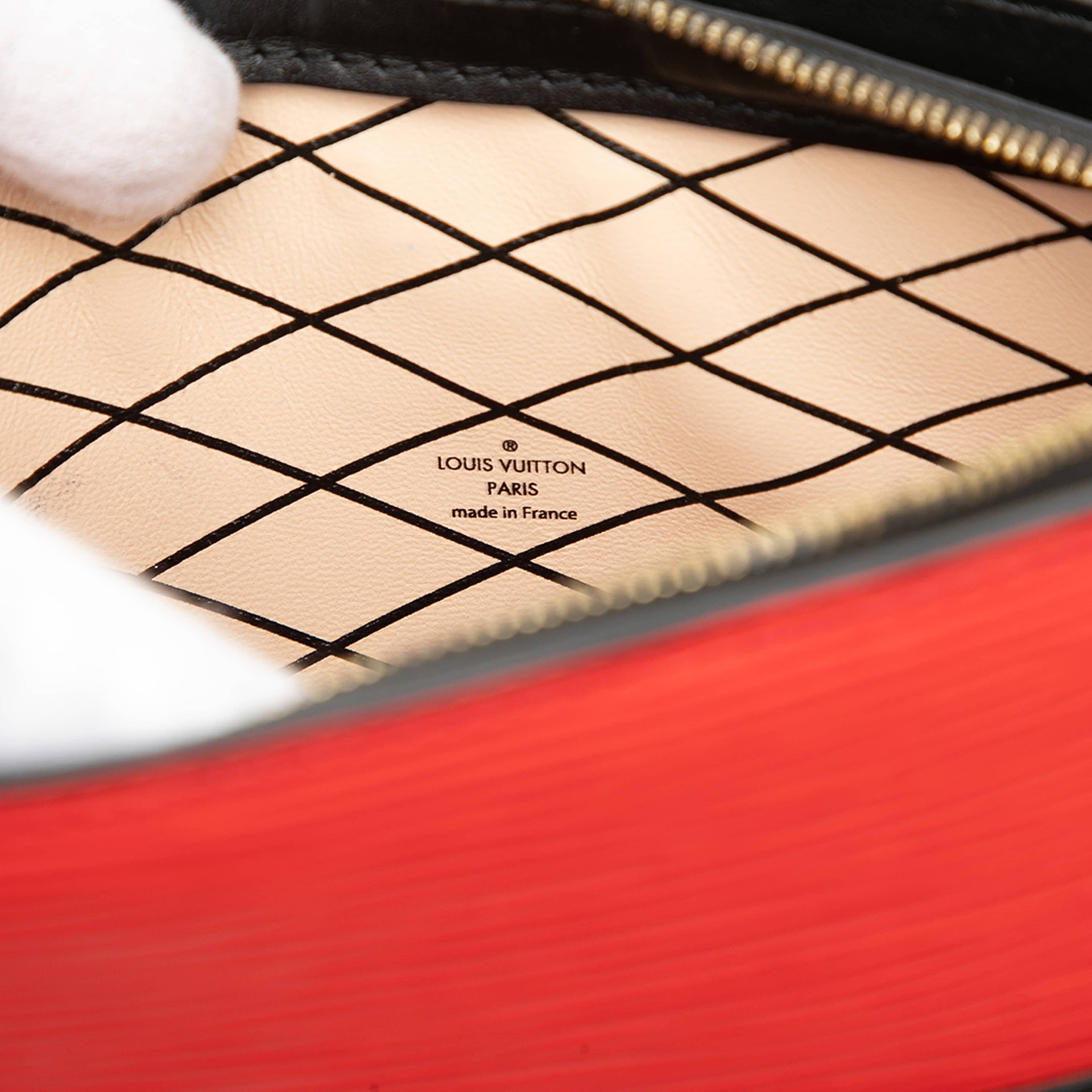 Louis Vuitton Epi Trunk Clutch, från Luxclusif, i färgen red. Klicka för att öppna bilden i stort format