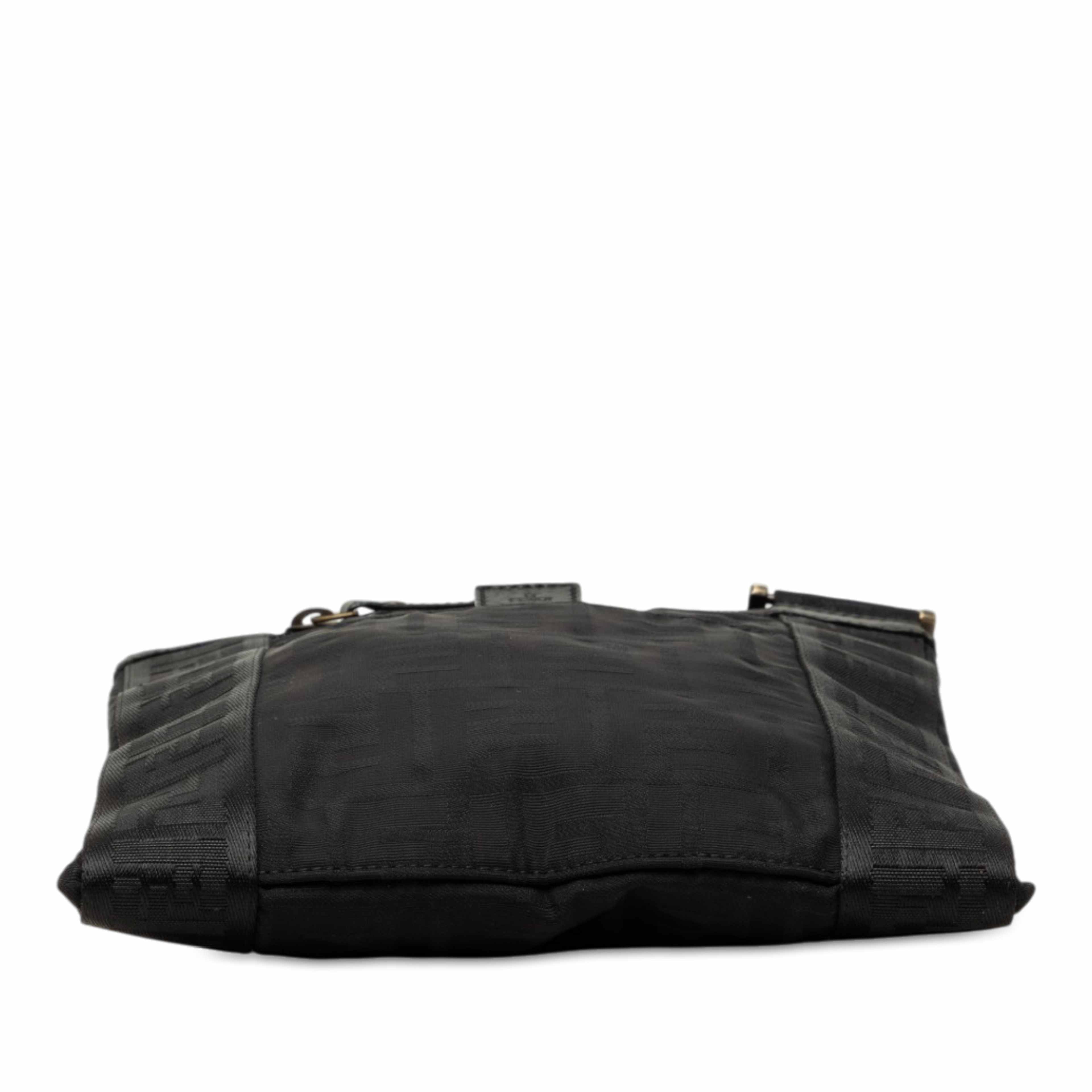 Fendi Zucca Canvas Crossbody, från Luxclusif, i färgen svart. Klicka för att öppna bilden i stort format