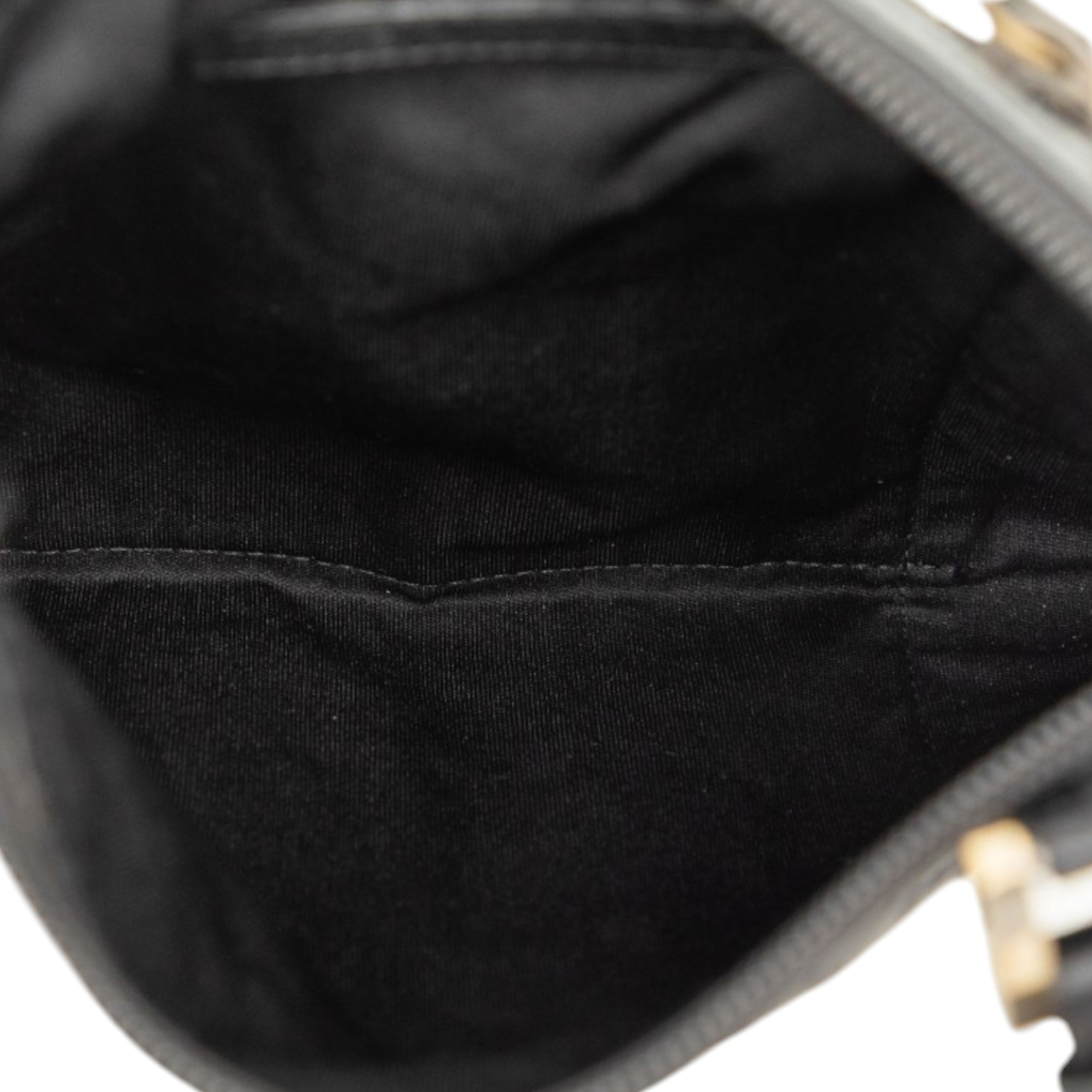 Fendi Zucca Canvas Crossbody, från Luxclusif, i färgen svart. Klicka för att öppna bilden i stort format