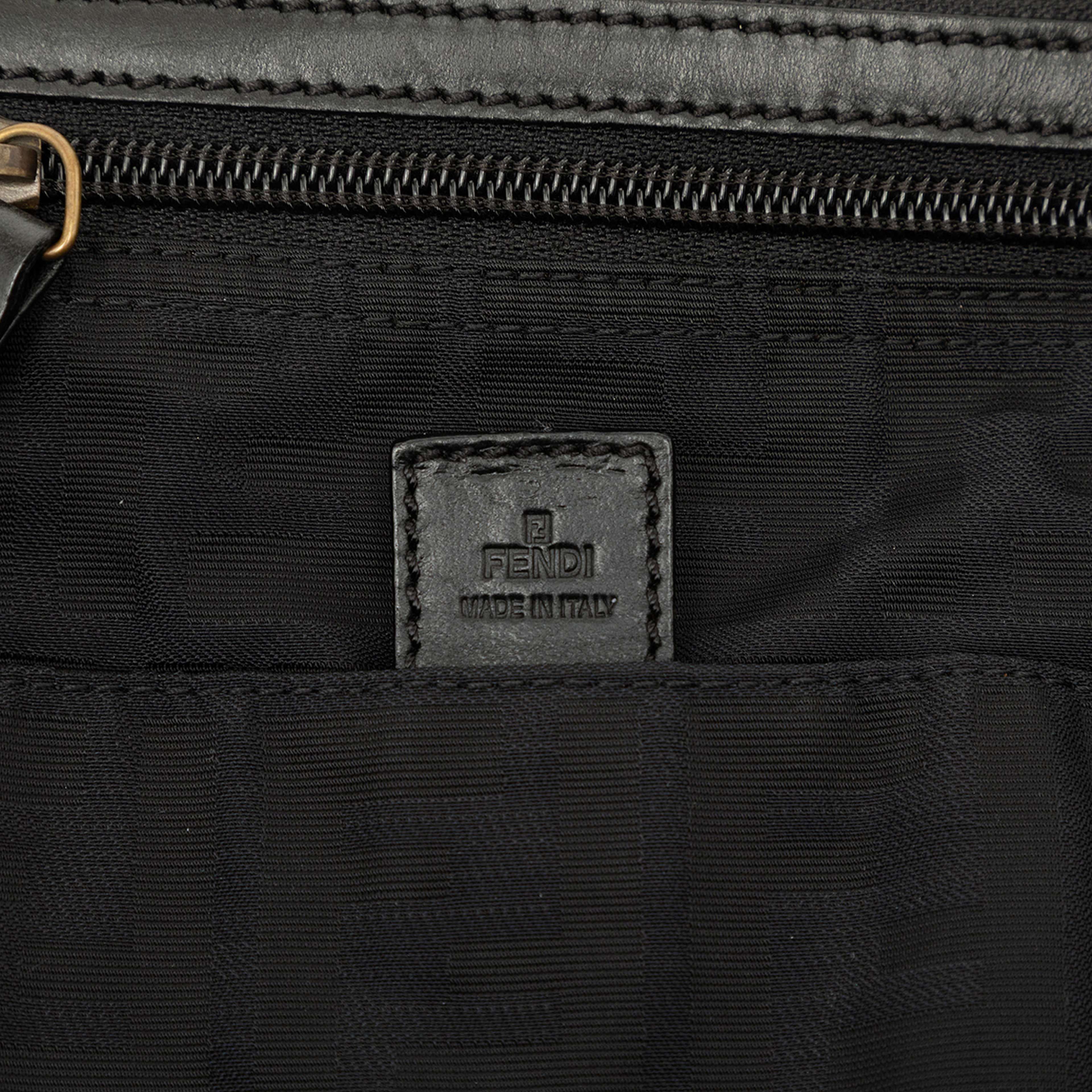 Fendi Zucca Canvas Crossbody, från Luxclusif, i färgen svart. Klicka för att öppna bilden i stort format