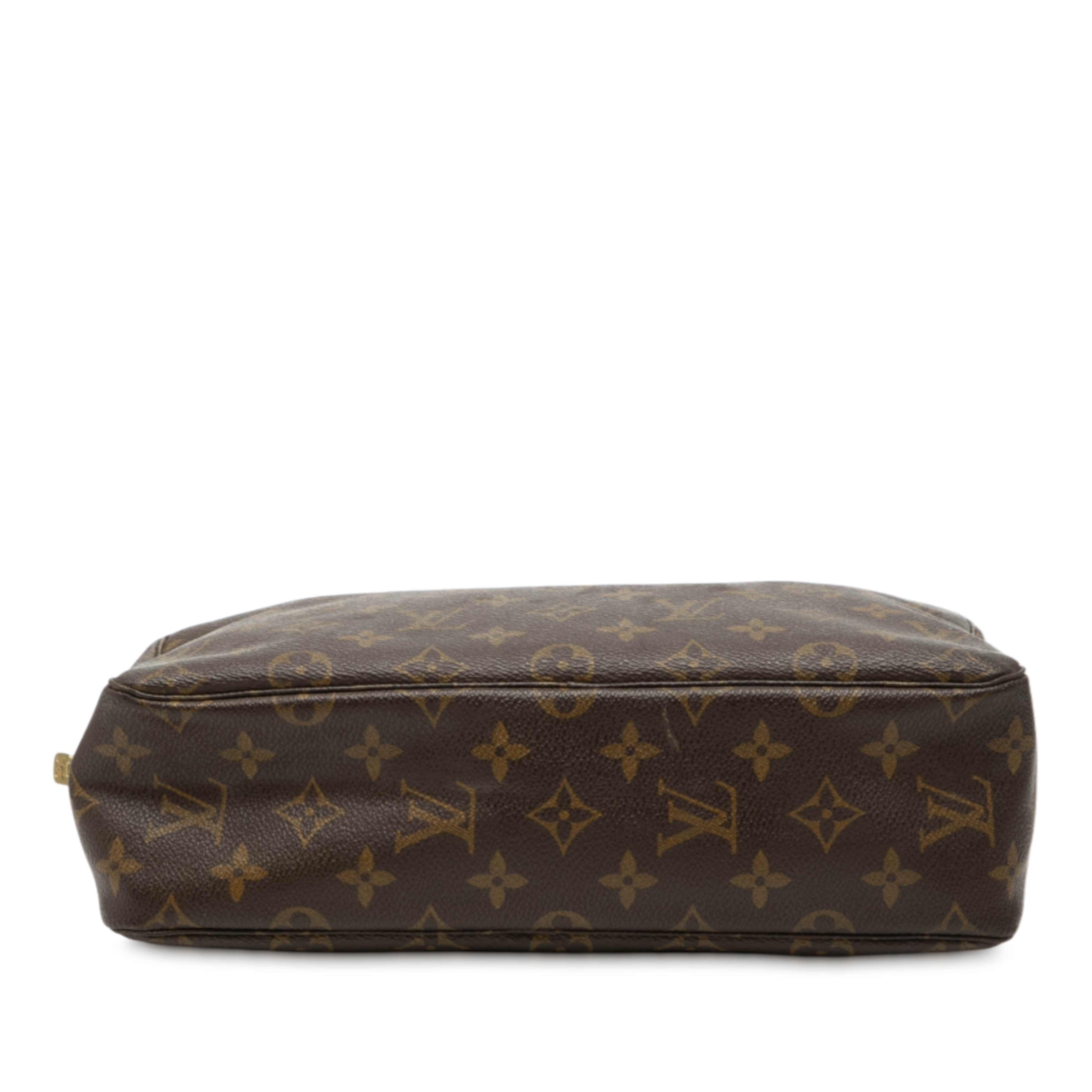 Louis Vuitton Monogram Trousse Toilette 28, från Luxclusif, i färgen brown. Klicka för att öppna bilden i stort format
