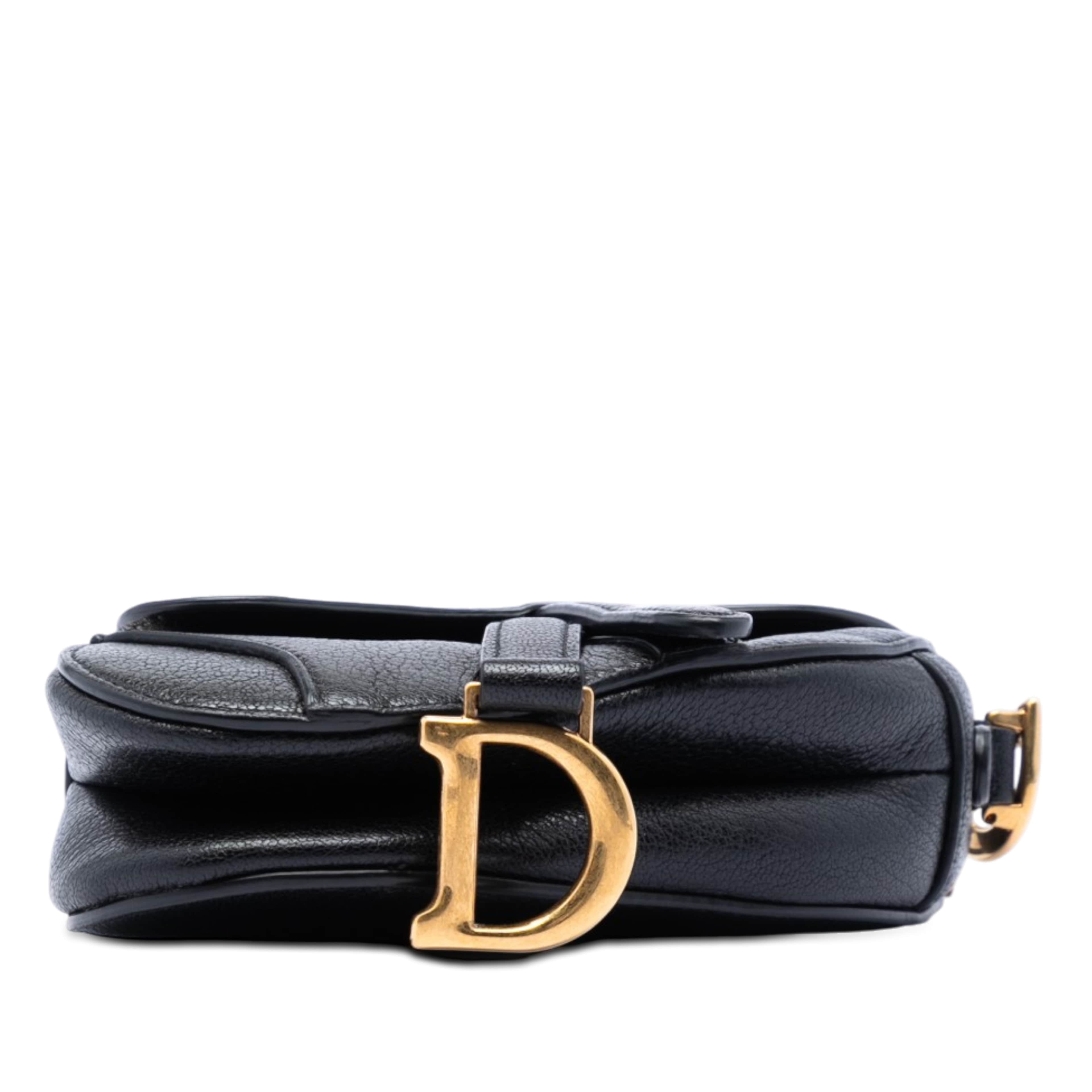 Dior Micro Goatskin Saddle Bag, från Luxclusif, i färgen black. Klicka för att öppna bilden i stort format