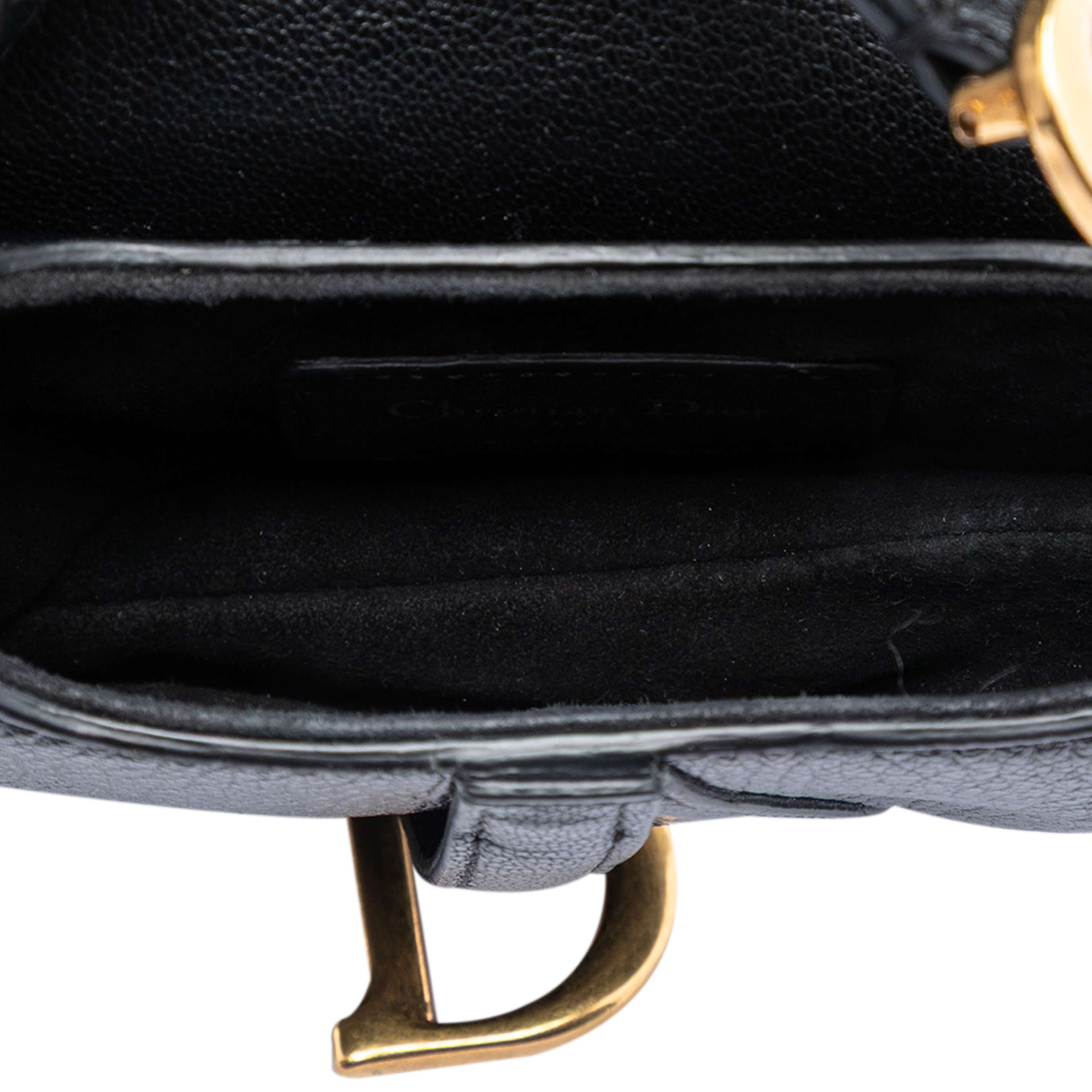 Dior Micro Goatskin Saddle Bag, från Luxclusif, i färgen black. Klicka för att öppna bilden i stort format