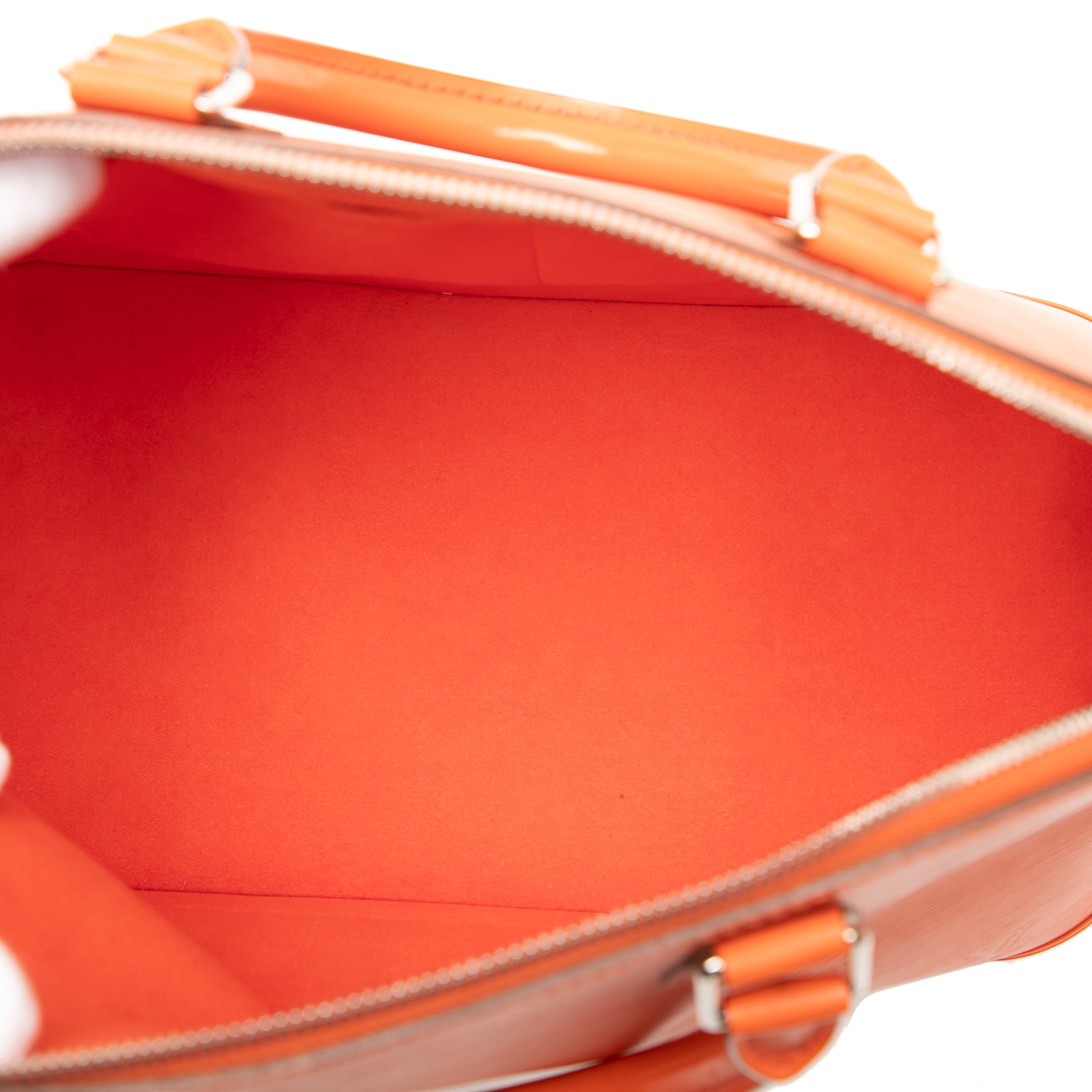 Louis Vuitton Epi Alma Mm, från Luxclusif, i färgen orange. Klicka för att öppna bilden i stort format