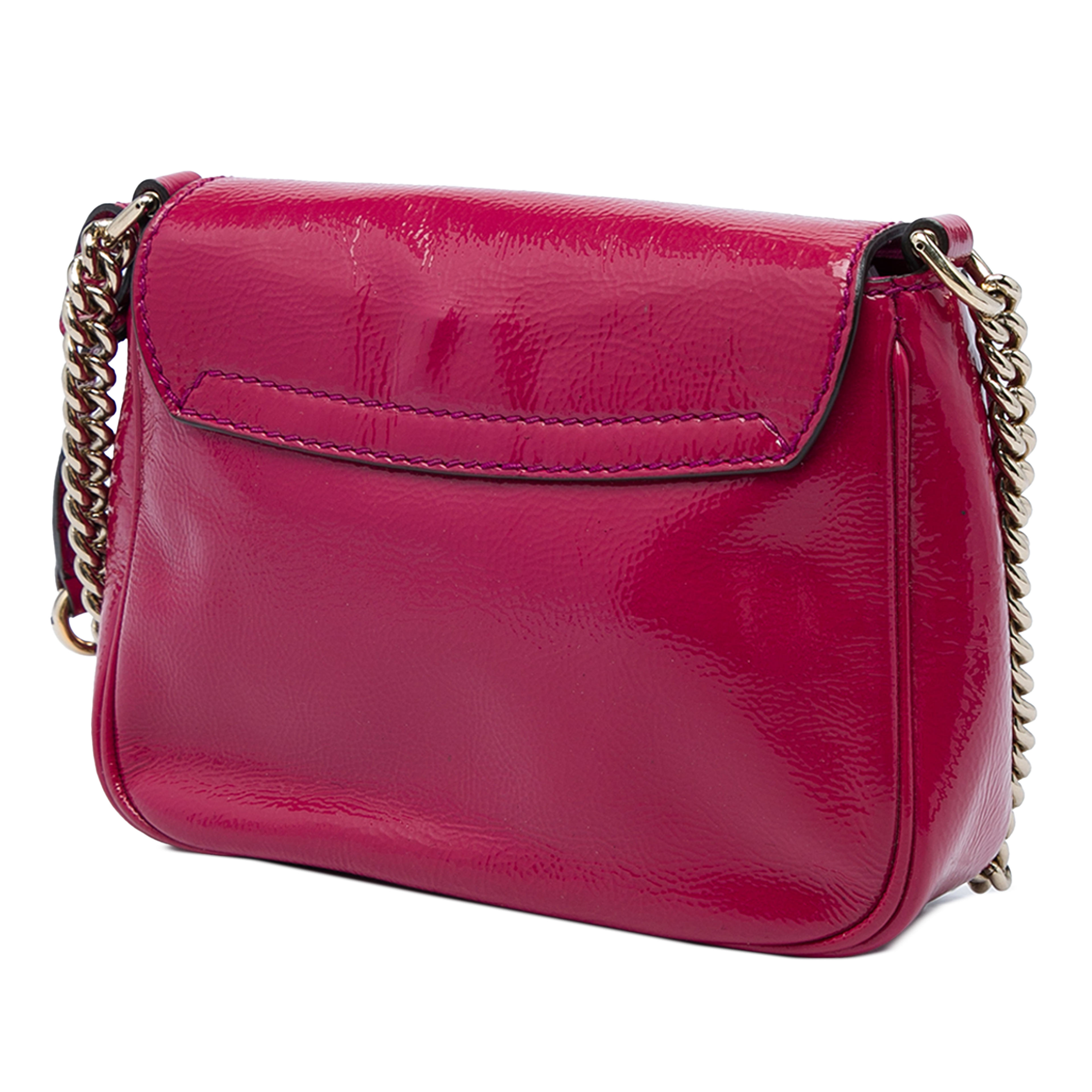 Gucci Small Patent Soho Chain Flap Crossbody, från Luxclusif, i färgen rosa. Klicka för att öppna bilden i stort format