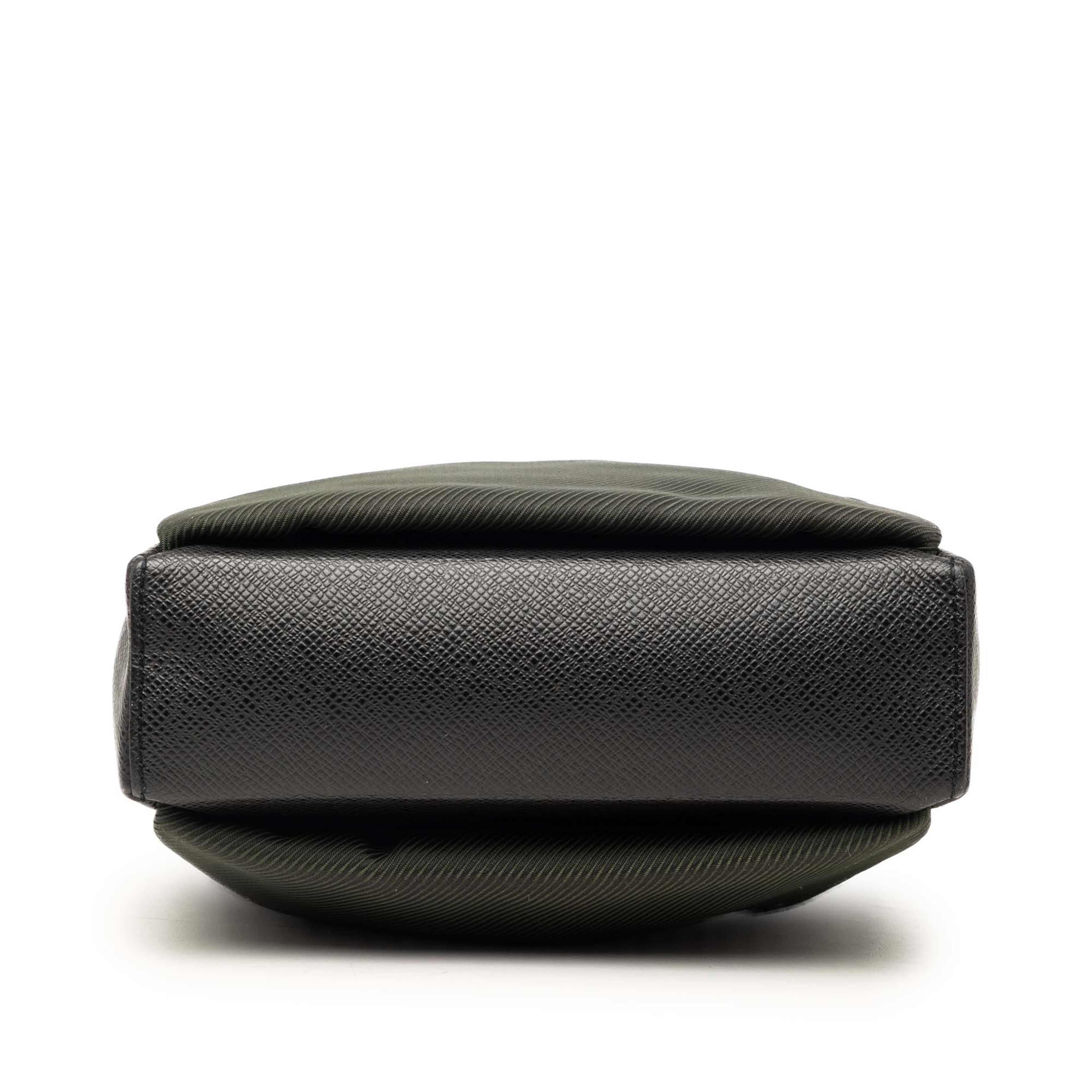 Louis Vuitton Taiga Sayan, från Luxclusif, i färgen dark green. Klicka för att öppna bilden i stort format