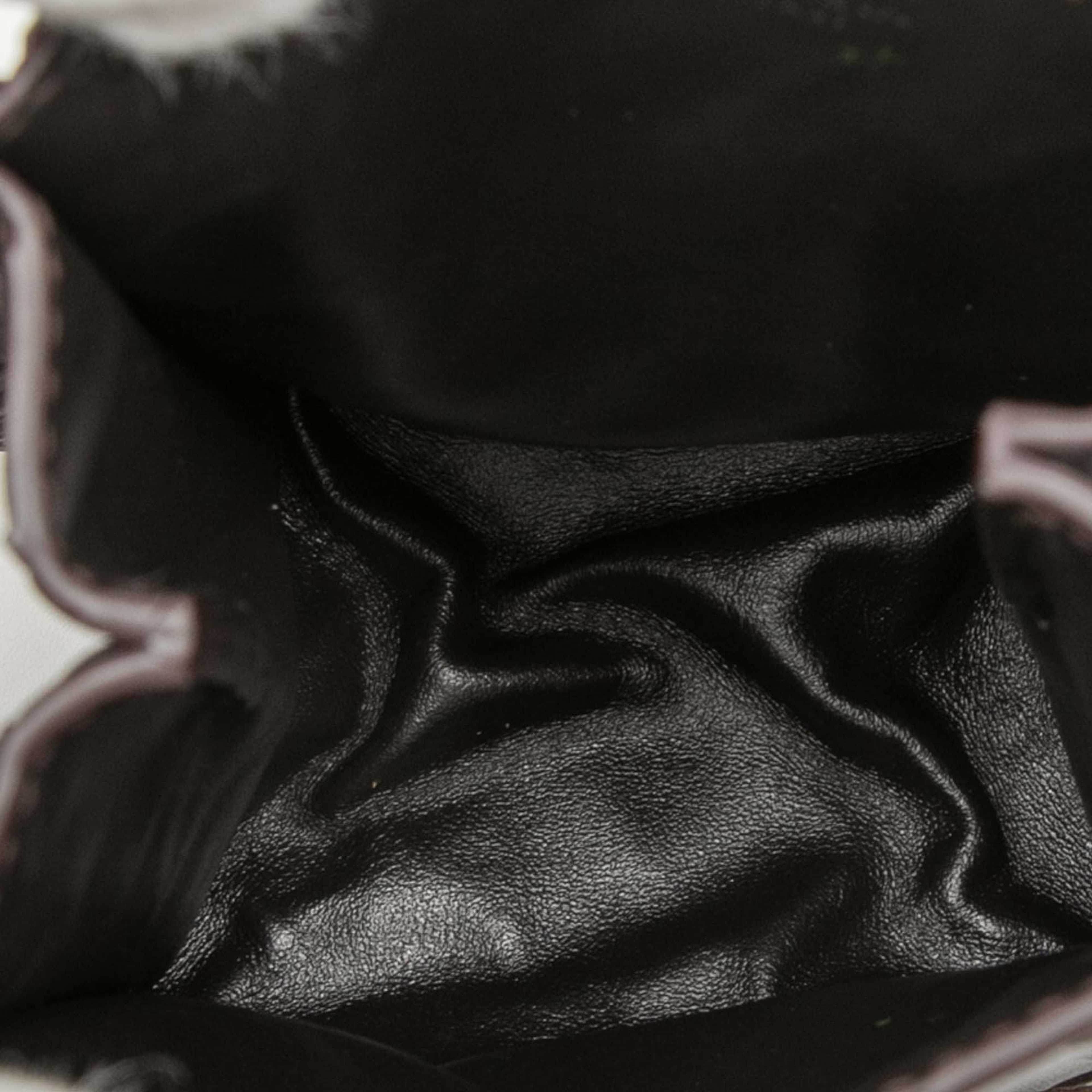 Bottega Veneta Mini Nappa Intrecciato The Knot Crossbody, från Luxclusif, i färgen dark brown. Klicka för att öppna bilden i stort format
