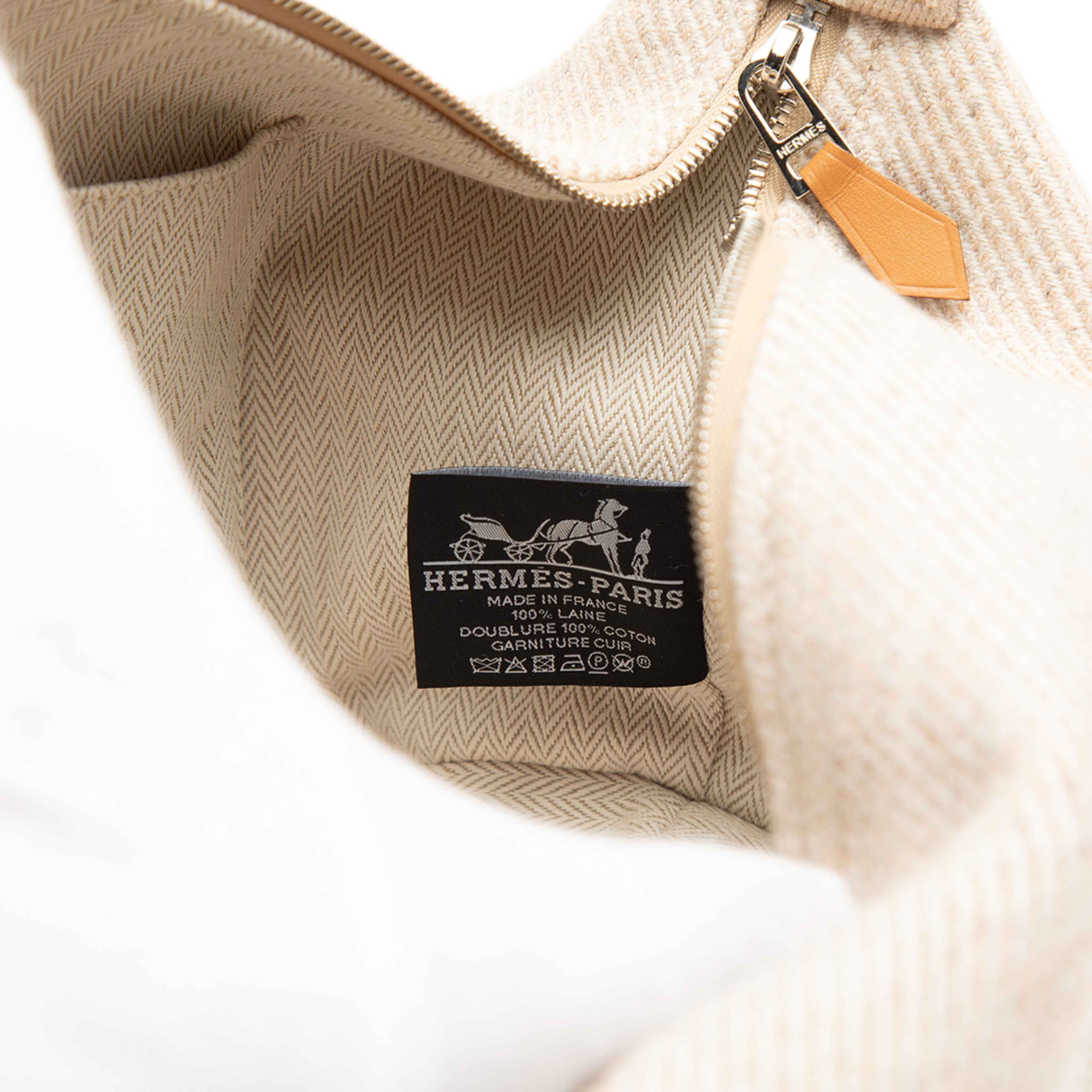 Hermès Small Wool Bride A Brac Au Carre Case, från Luxclusif, i färgen light beige. Klicka för att öppna bilden i stort format