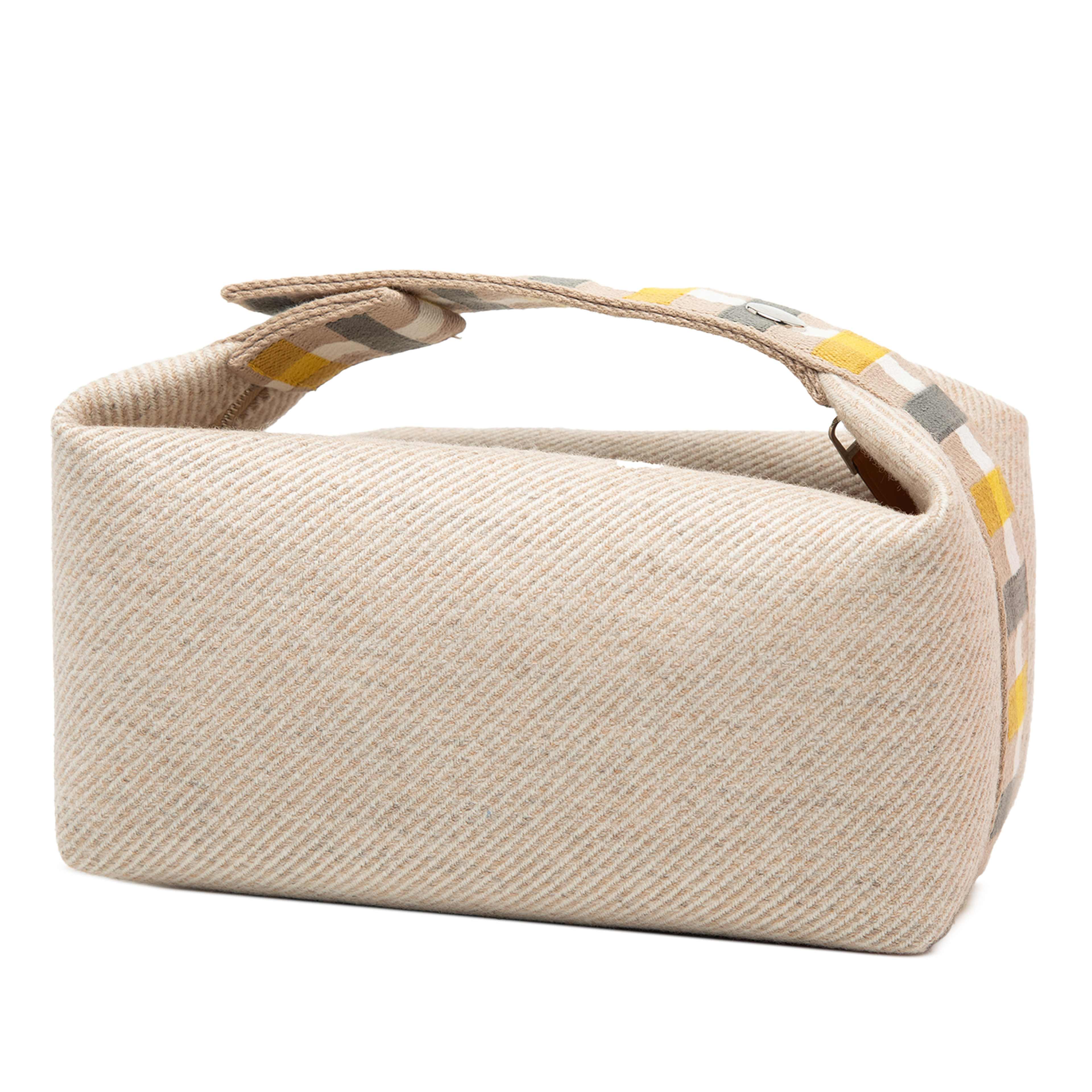 Hermès Small Wool Bride A Brac Au Carre Case, från Luxclusif, i färgen light beige. Klicka för att öppna bilden i stort format