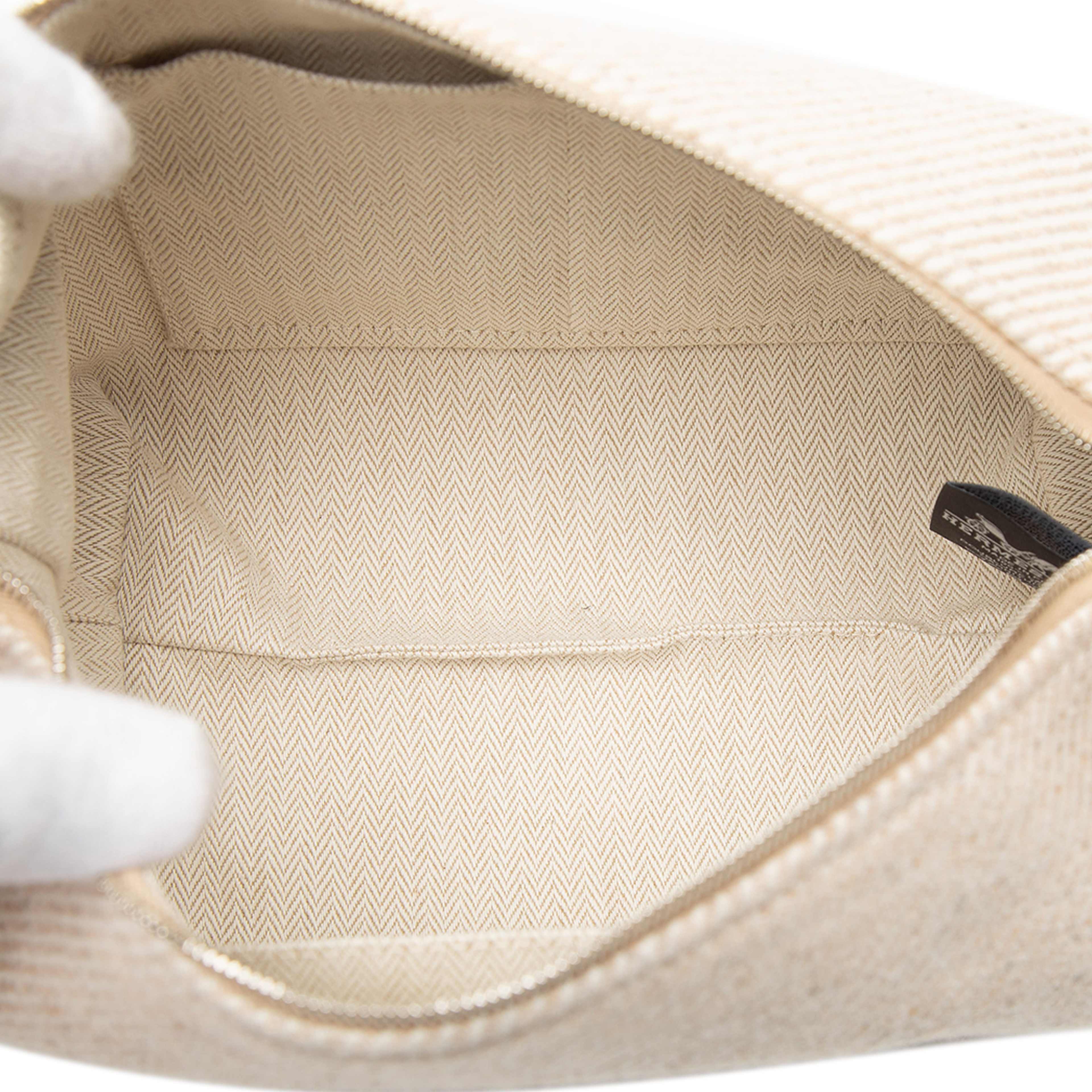 Hermès Small Wool Bride A Brac Au Carre Case, från Luxclusif, i färgen light beige. Klicka för att öppna bilden i stort format