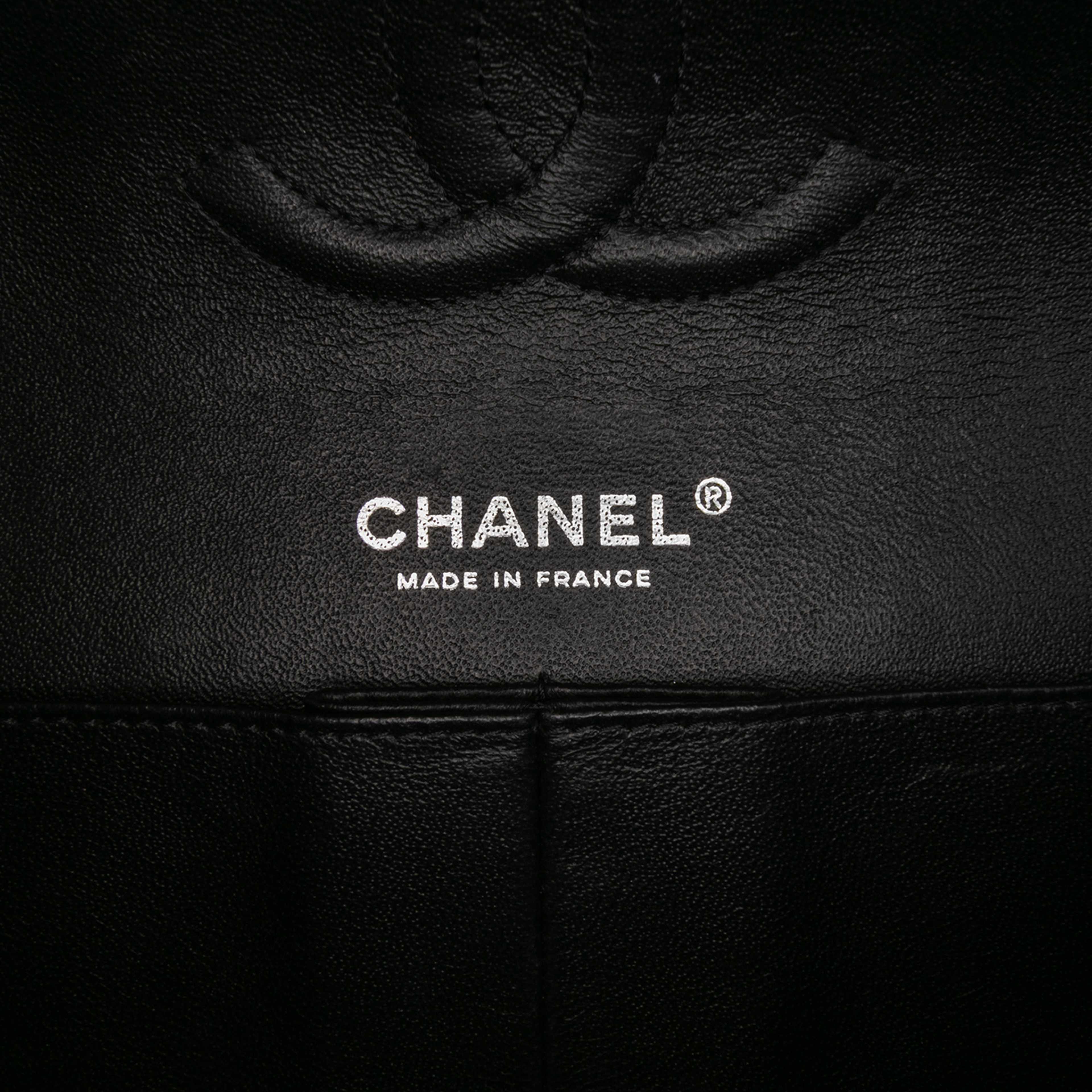 Chanel Medium Classic Caviar Double Flap, från Luxclusif, i färgen black.