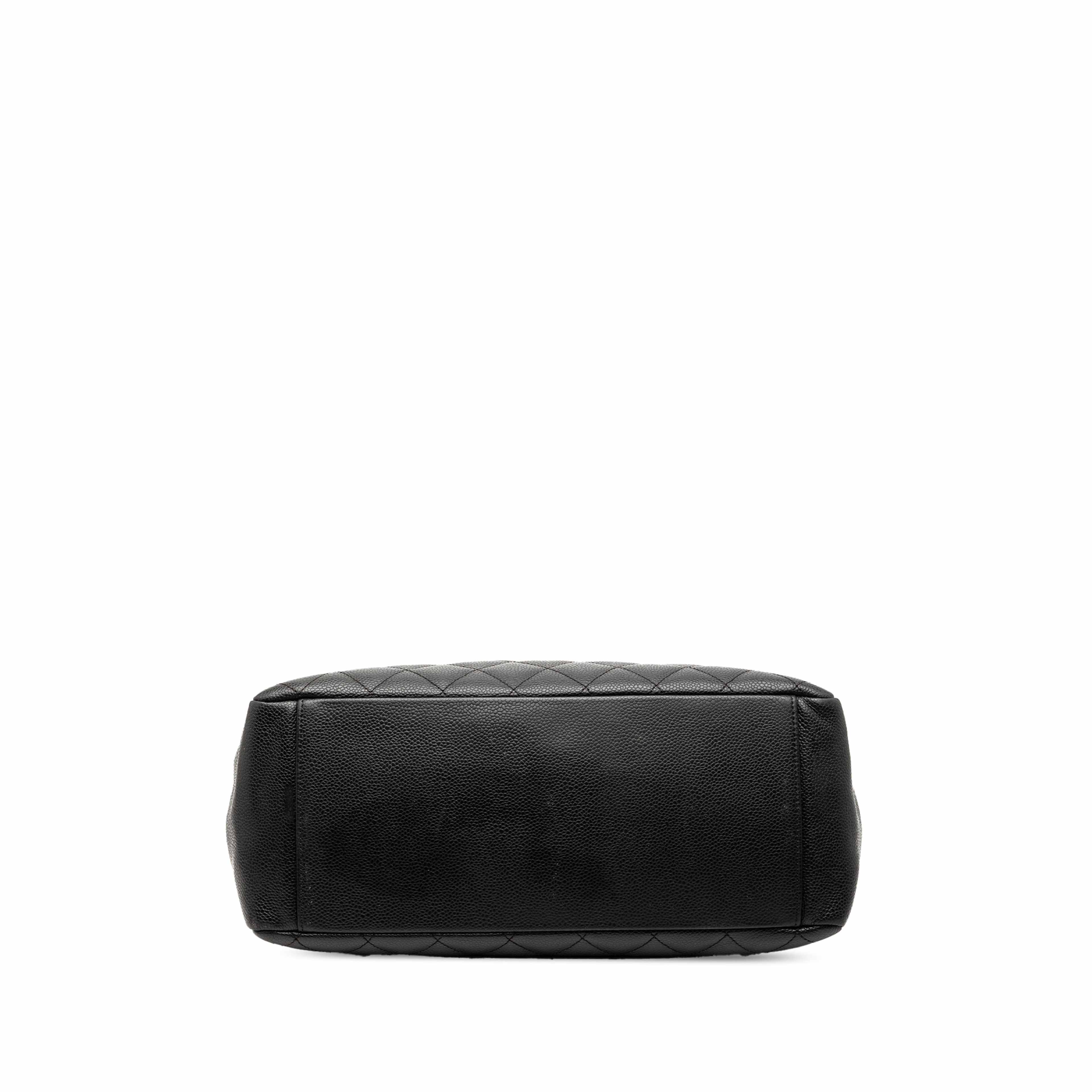 Chanel Caviar Grand Shopping Tote, från Luxclusif, i färgen black. Klicka för att öppna bilden i stort format