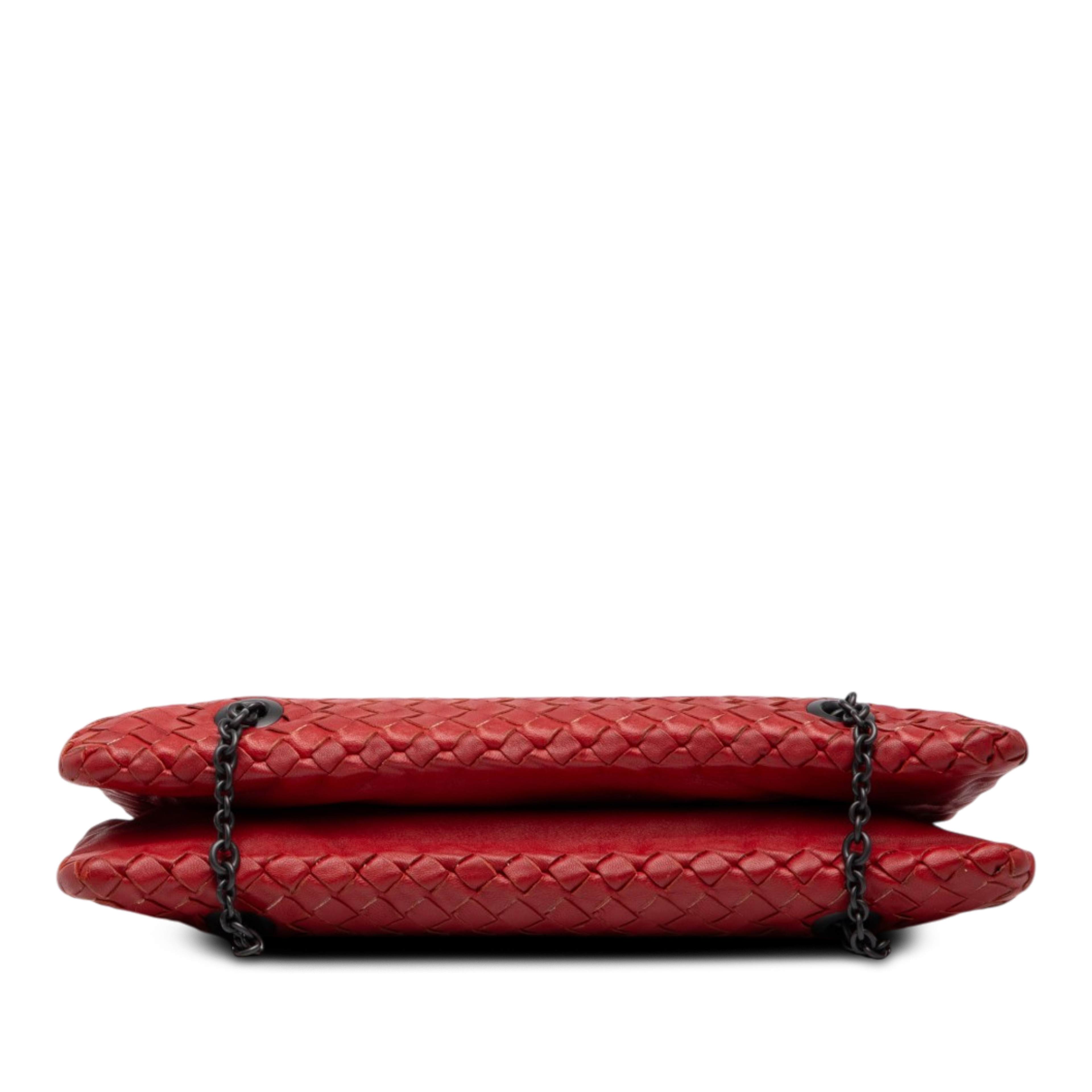 Bottega Veneta Nappa Intrecciato Duo Shoulder Bag, från Luxclusif, i färgen röd. Klicka för att öppna bilden i stort format
