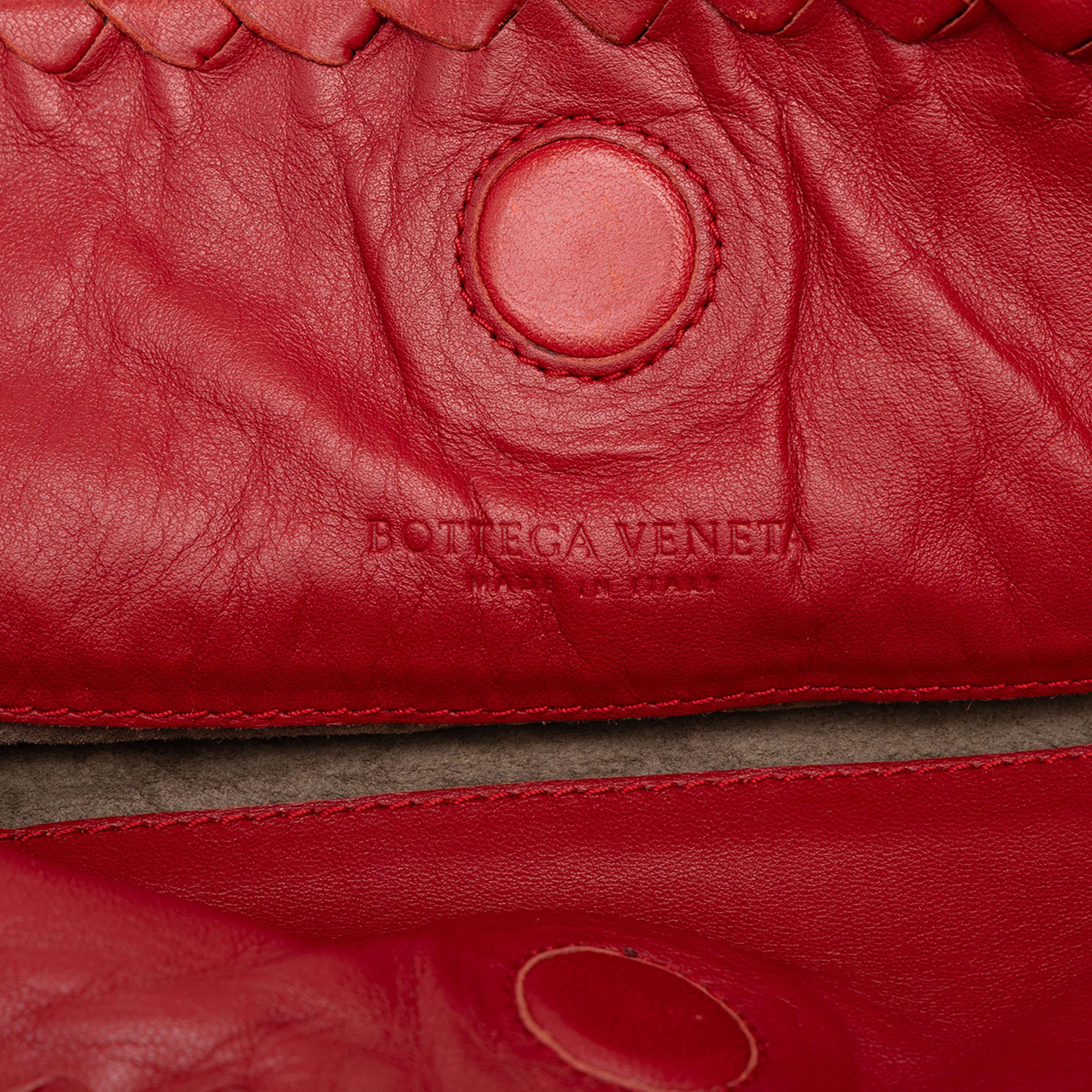 Bottega Veneta Nappa Intrecciato Duo Shoulder Bag, från Luxclusif, i färgen röd. Klicka för att öppna bilden i stort format
