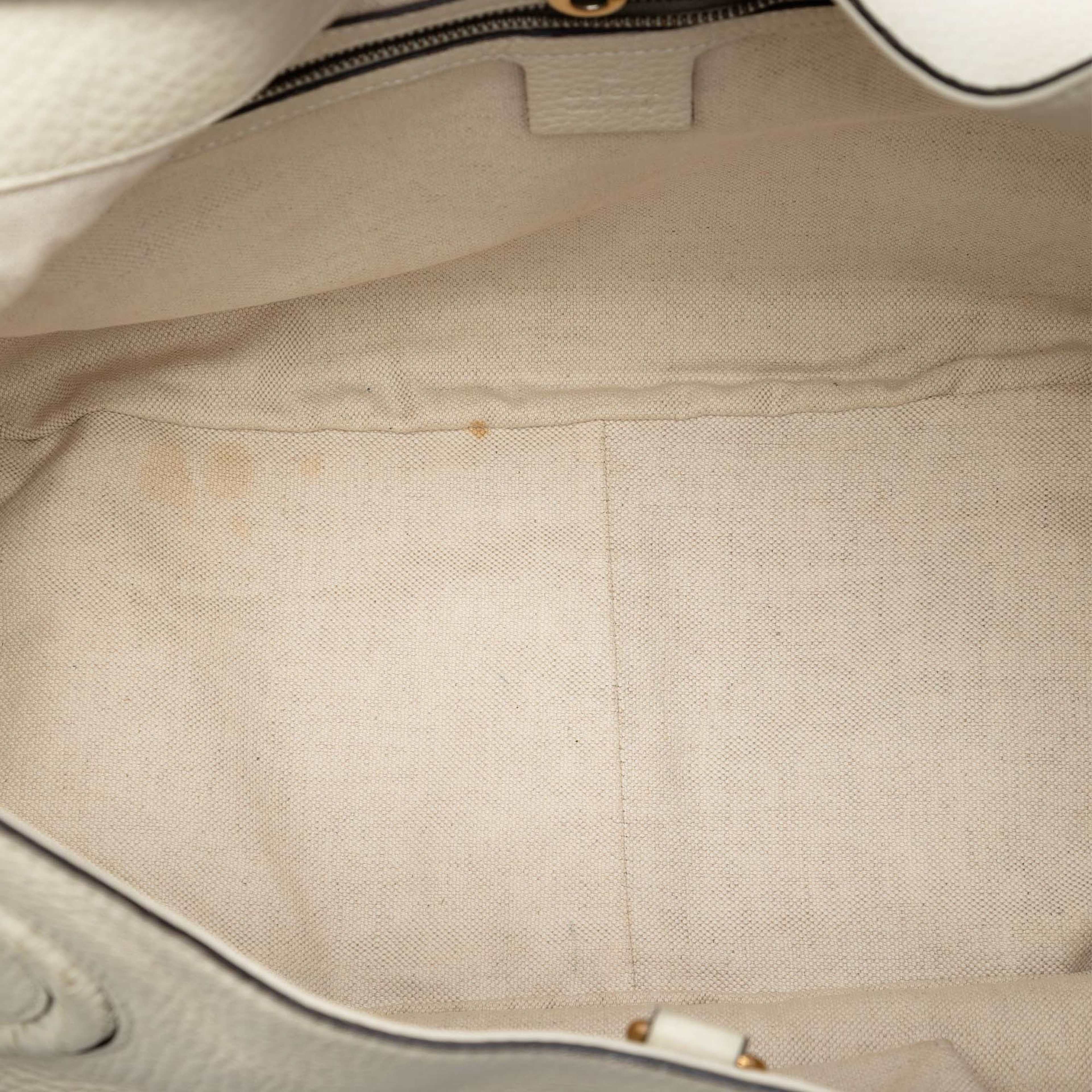 Gucci Medium Pebbled Calfskin Twill Tote, från Luxclusif, i färgen white. Klicka för att öppna bilden i stort format