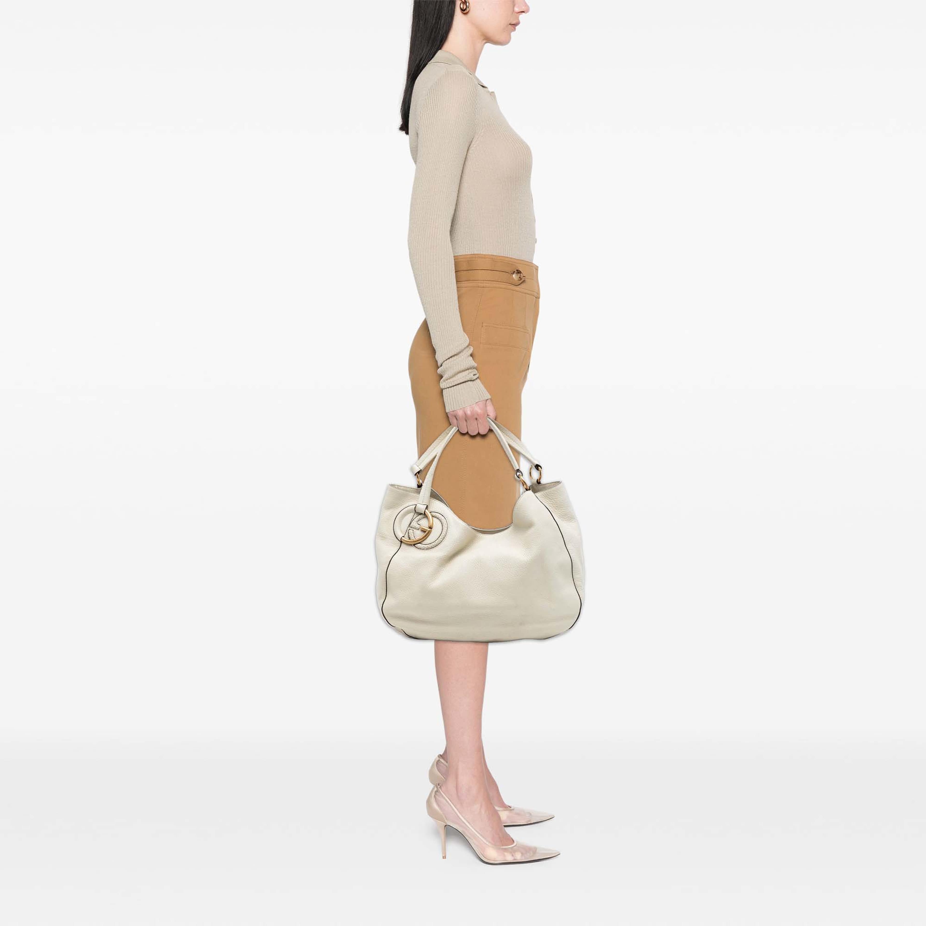 Gucci Medium Pebbled Calfskin Twill Tote, från Luxclusif, i färgen vit. Klicka för att öppna bilden i stort format