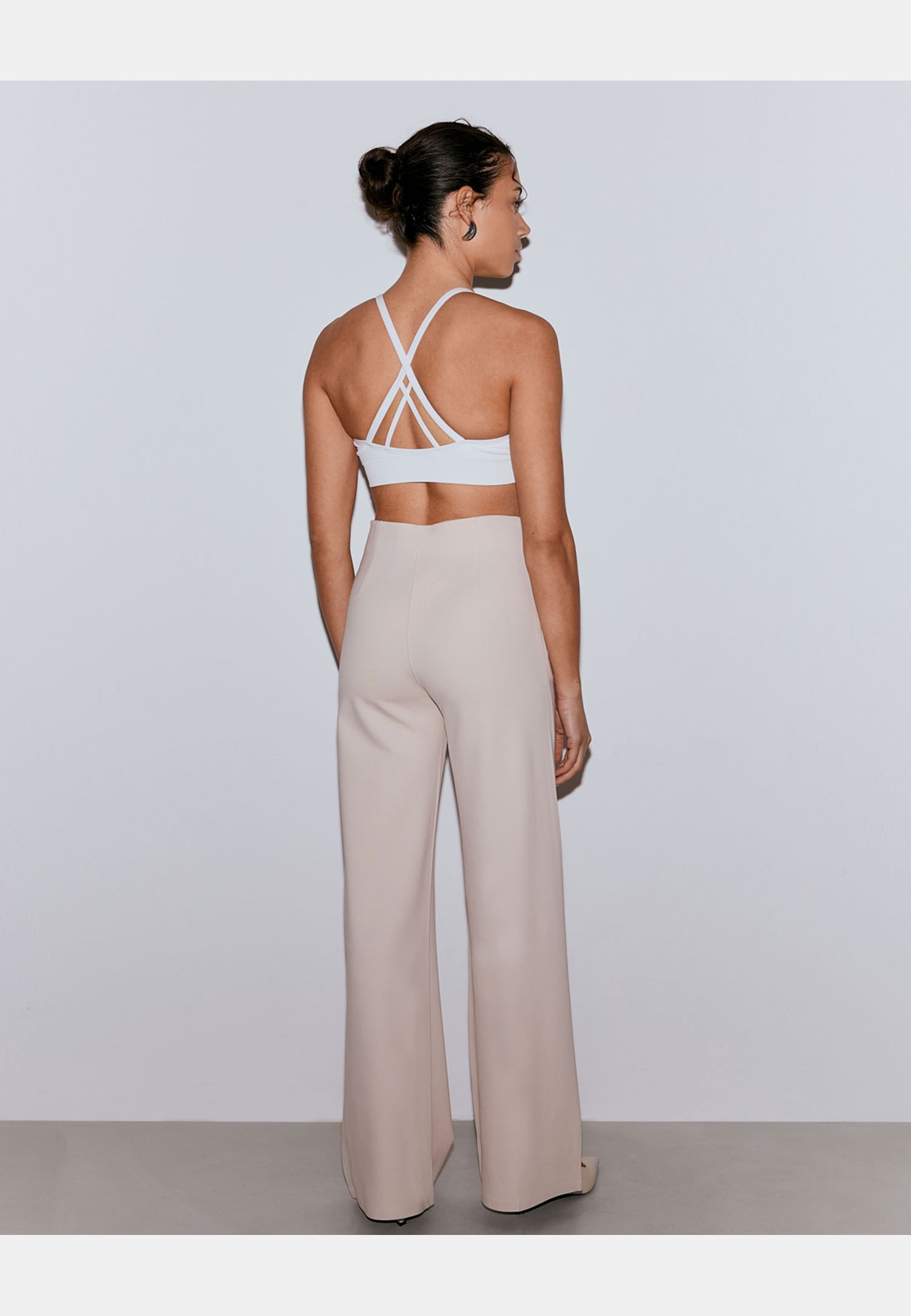 Luxe Pants, från aim'n, i färgen sand. Klicka för att öppna bilden i stort format