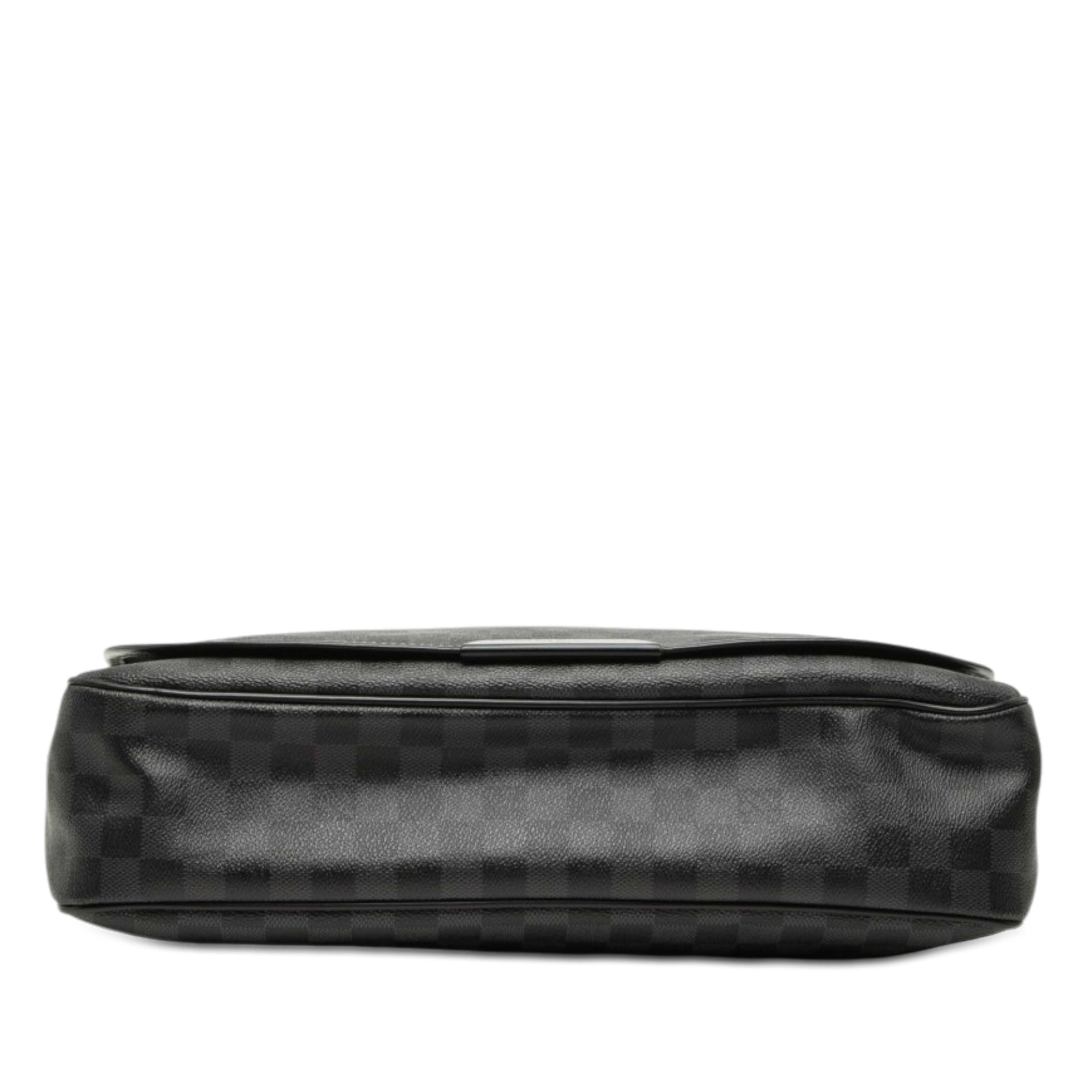 Louis Vuitton Damier Graphite Daniel Gm, från Luxclusif, i färgen svart. Klicka för att öppna bilden i stort format