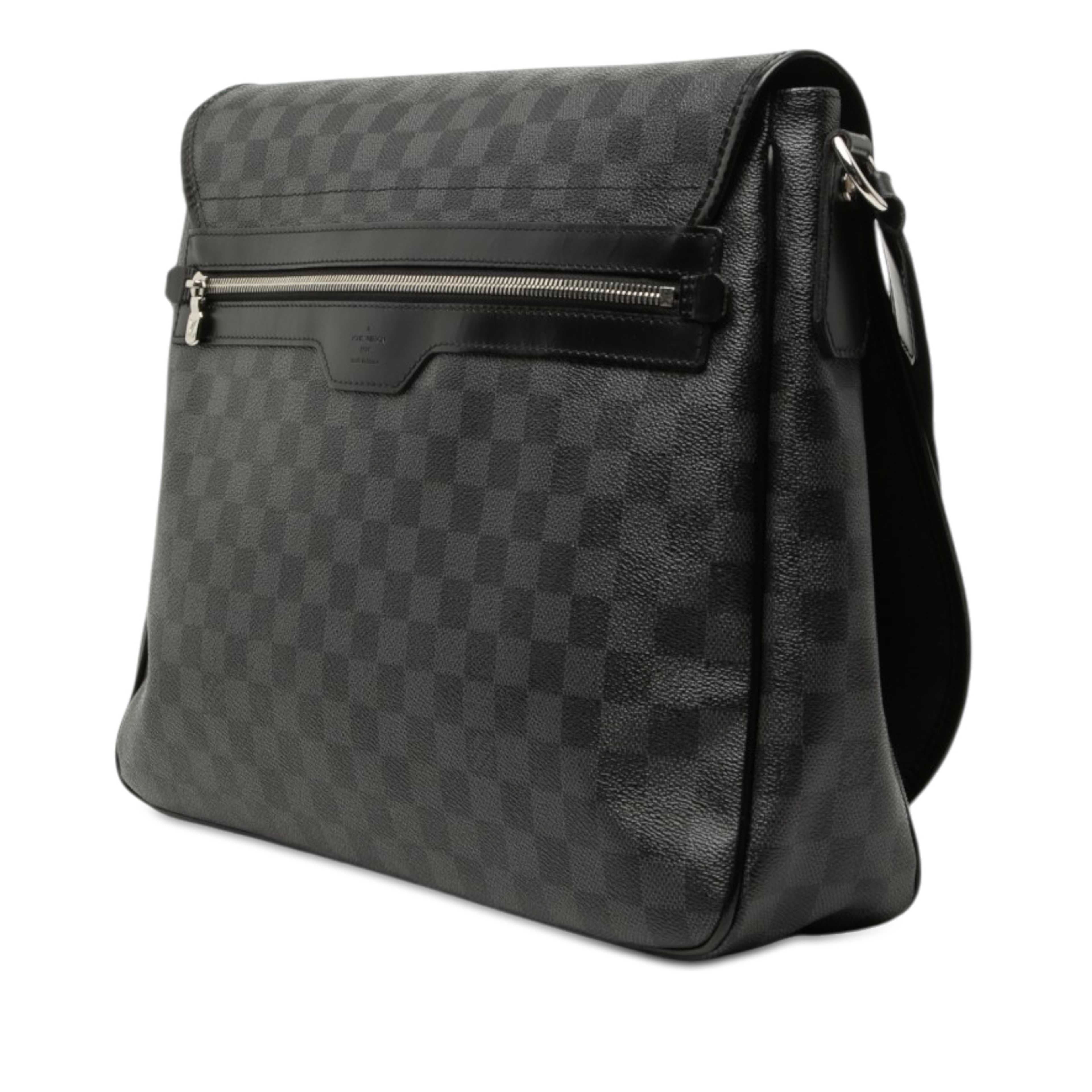 Louis Vuitton Damier Graphite Daniel Gm, från Luxclusif, i färgen black. Klicka för att öppna bilden i stort format