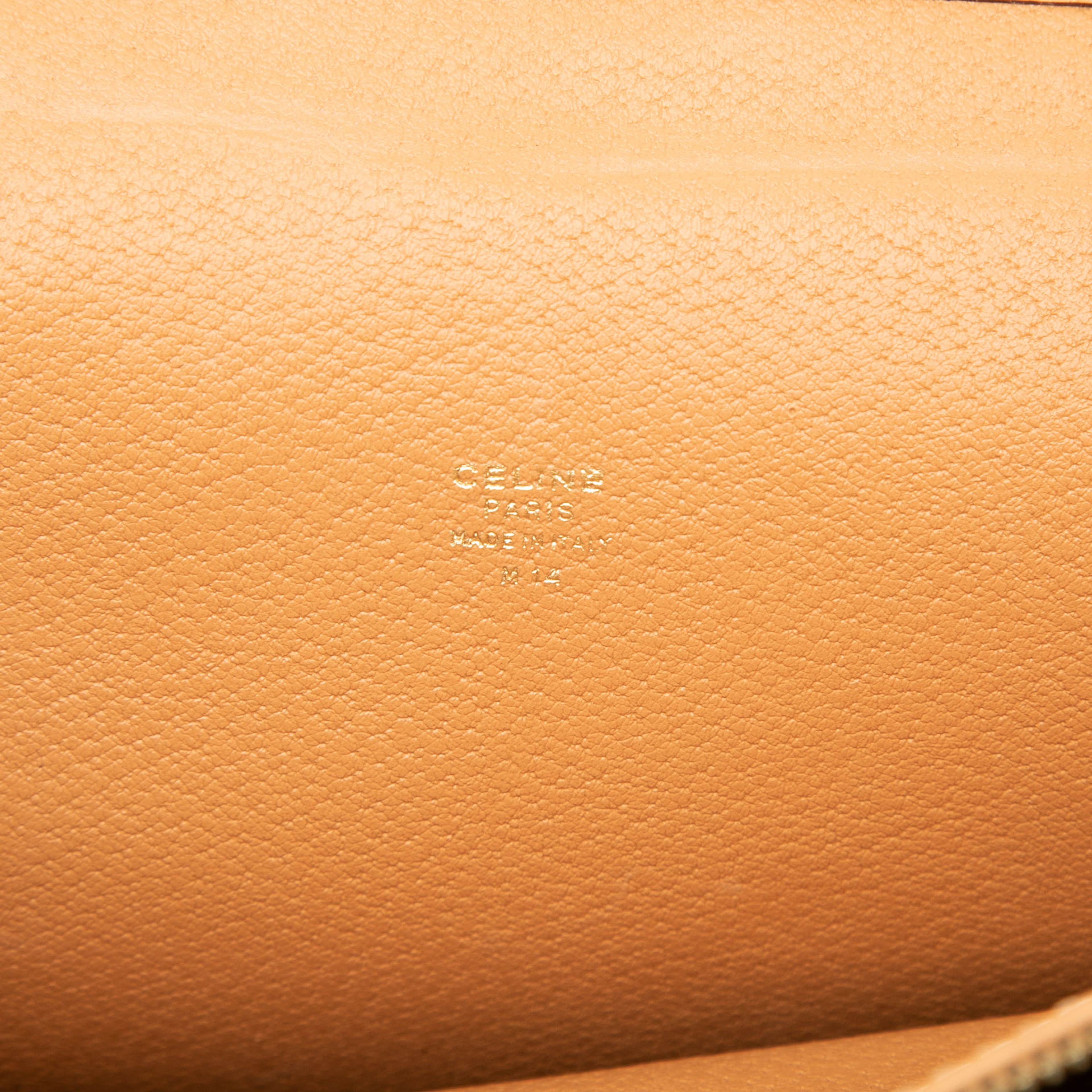 Celine Macadam Coated Canvas Business Bag, från Luxclusif, i färgen brun. Klicka för att öppna bilden i stort format