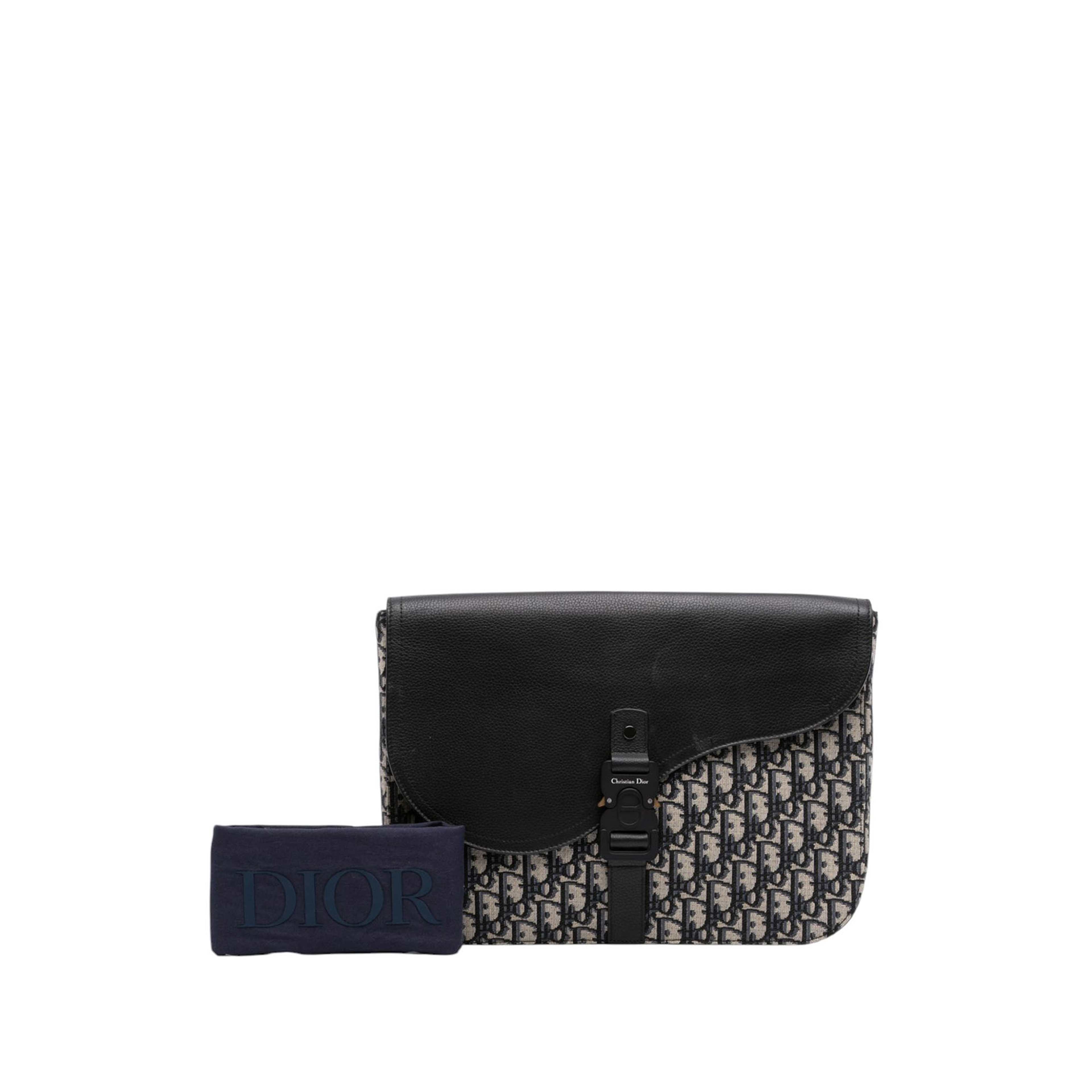 Dior Oblique Canvas And Leather Saddle A4 Pouch, från Luxclusif, i färgen blå. Klicka för att öppna bilden i stort format