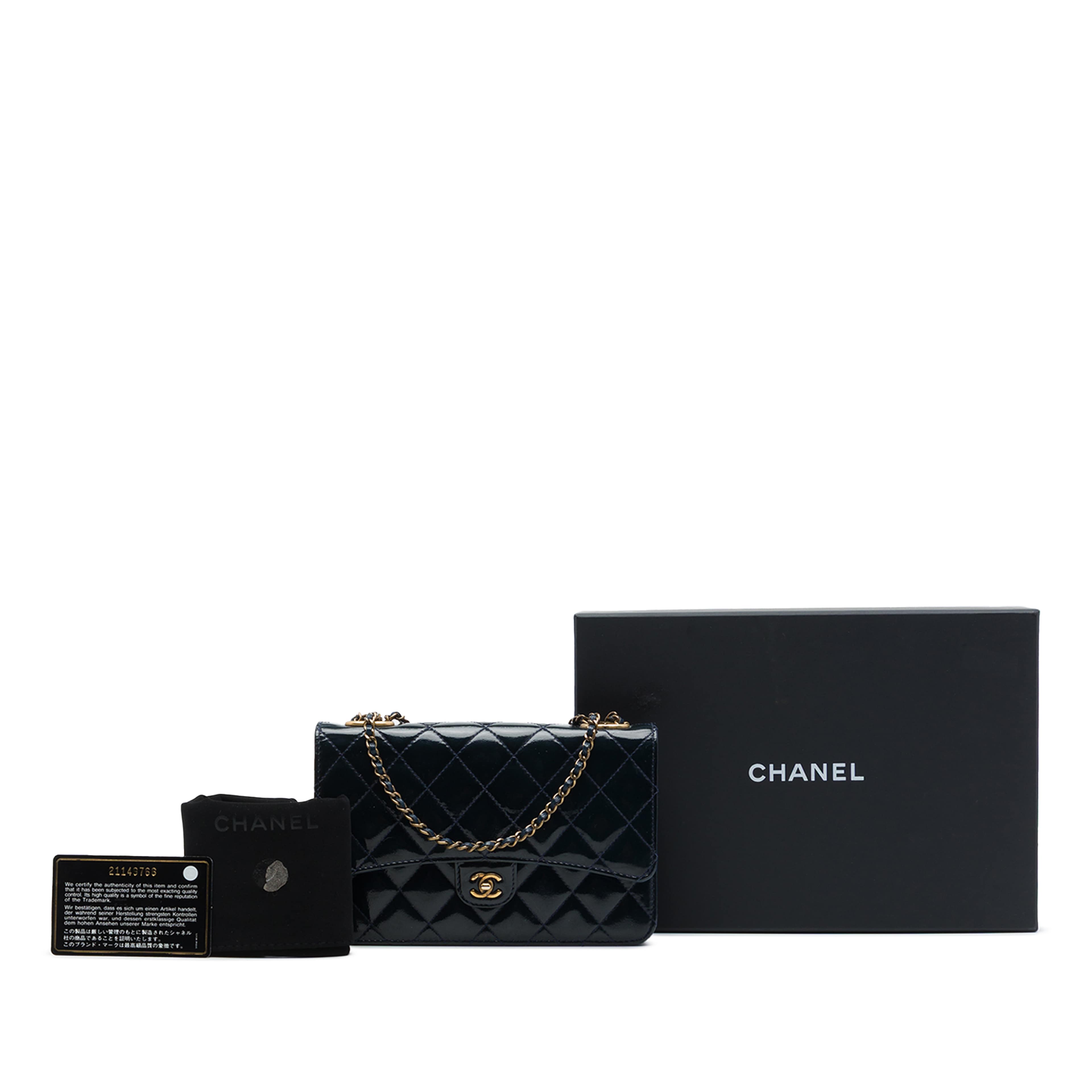 Chanel Quilted Patent And Goatskin Cc Eyelet Wallet On Chain, från Luxclusif, i färgen blå. Klicka för att öppna bilden i stort format