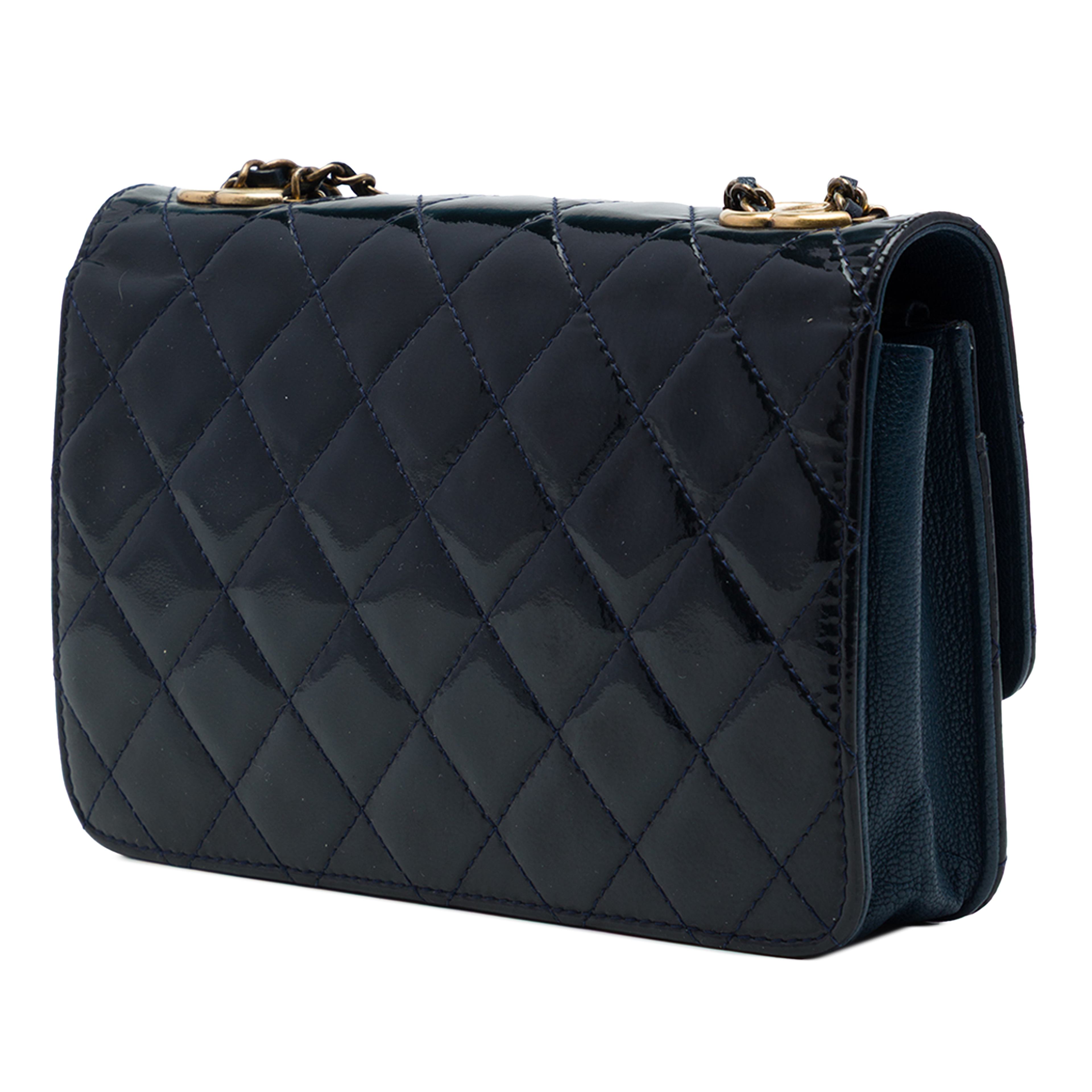Chanel Quilted Patent And Goatskin Cc Eyelet Wallet On Chain, från Luxclusif, i färgen blå. Klicka för att öppna bilden i stort format
