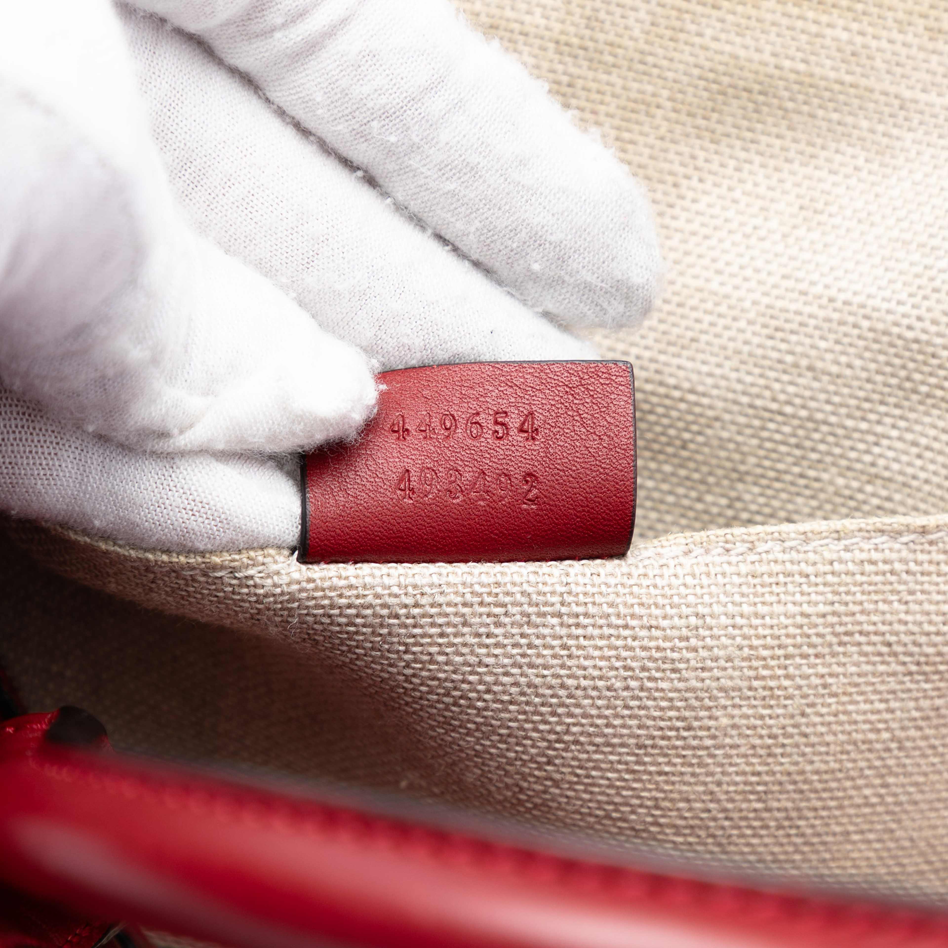 Gucci Mini Microguccissima Dome Satchel, från Luxclusif, i färgen röd. Klicka för att öppna bilden i stort format